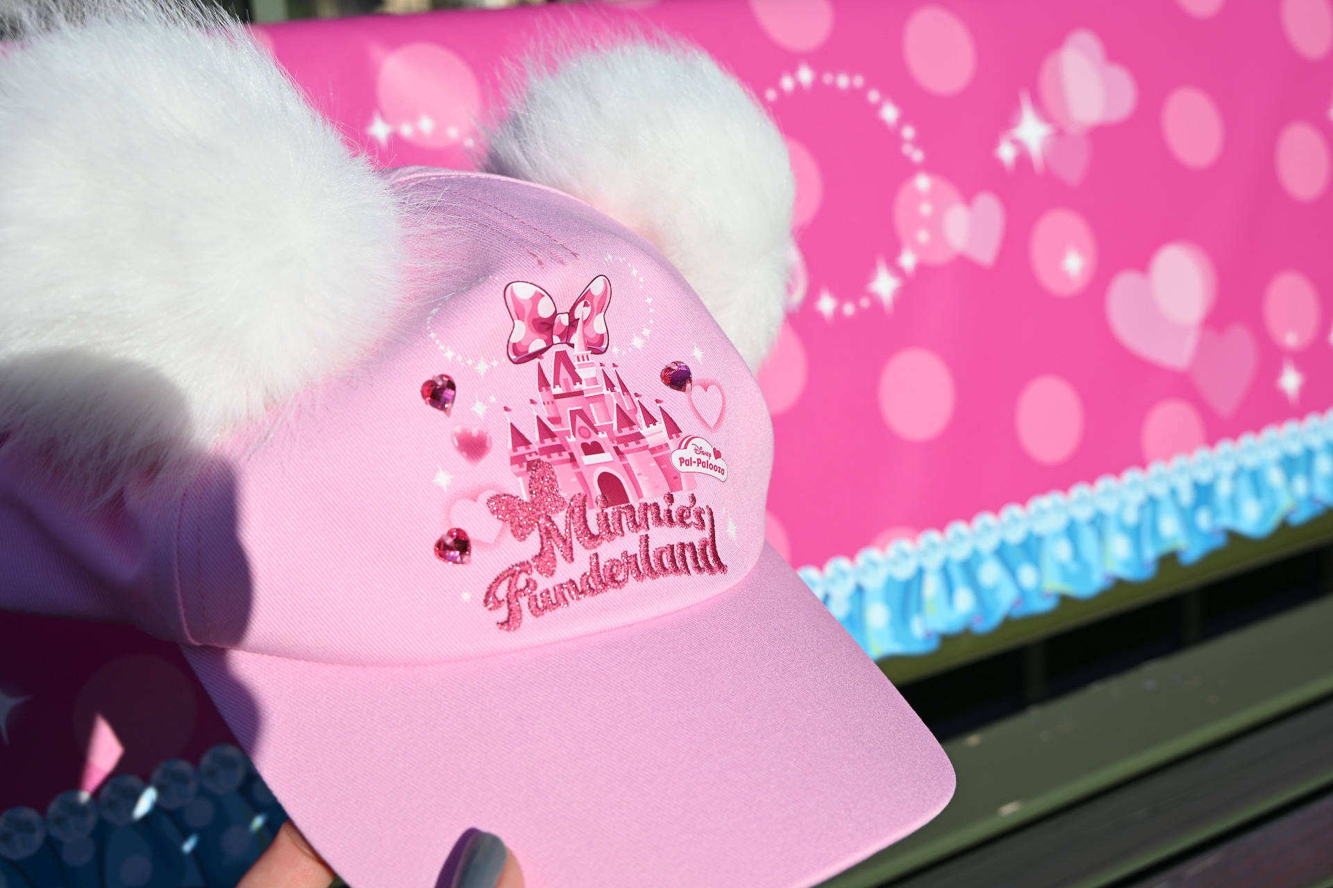 正面にはイベントロゴ＆ビジューをデコレーション