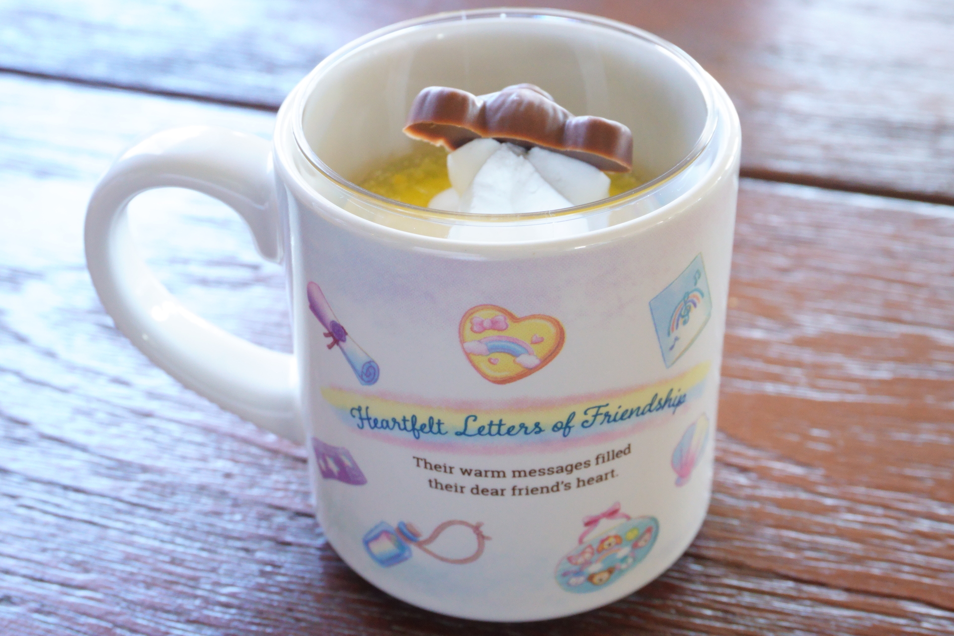 マグカップのデザイン。長い航海から帰ってきたミッキーにダッフィー＆フレンズがあふれる思いを伝える様子を描いている