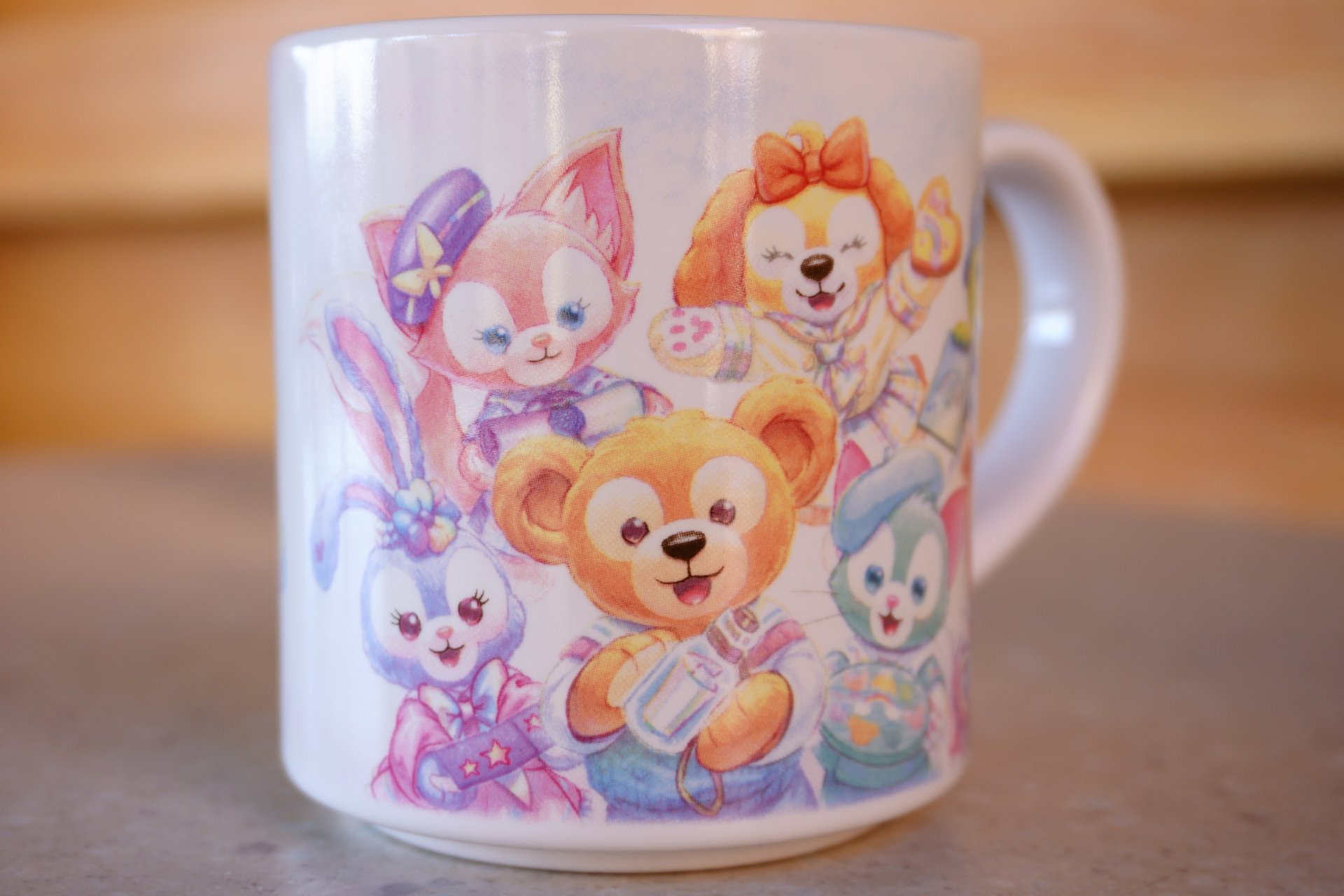 マグカップのデザイン。長い航海から帰ってきたミッキーにダッフィー＆フレンズがあふれる思いを伝える様子を描いている