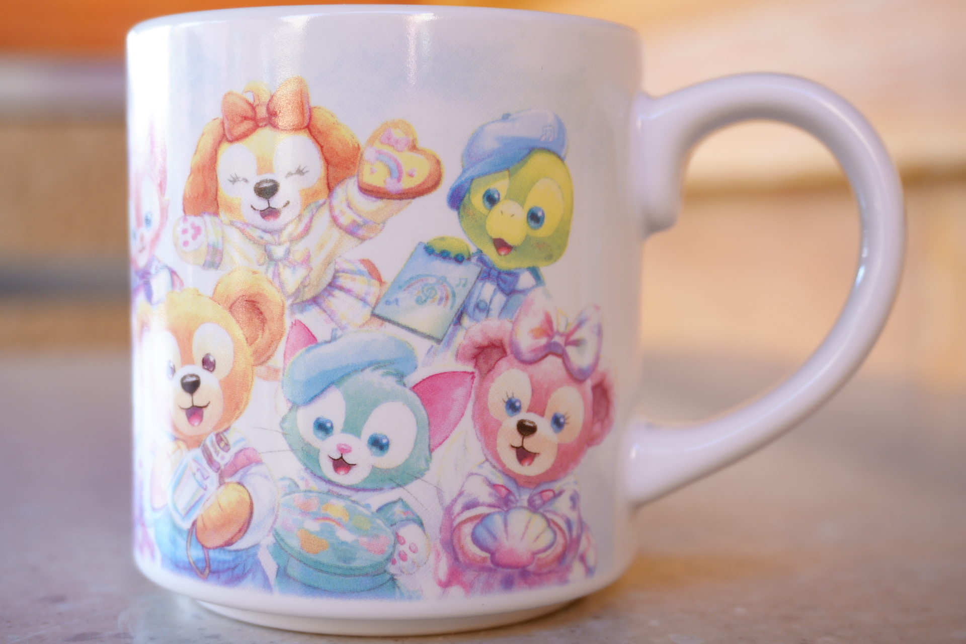 マグカップのデザイン。長い航海から帰ってきたミッキーにダッフィー＆フレンズがあふれる思いを伝える様子を描いている