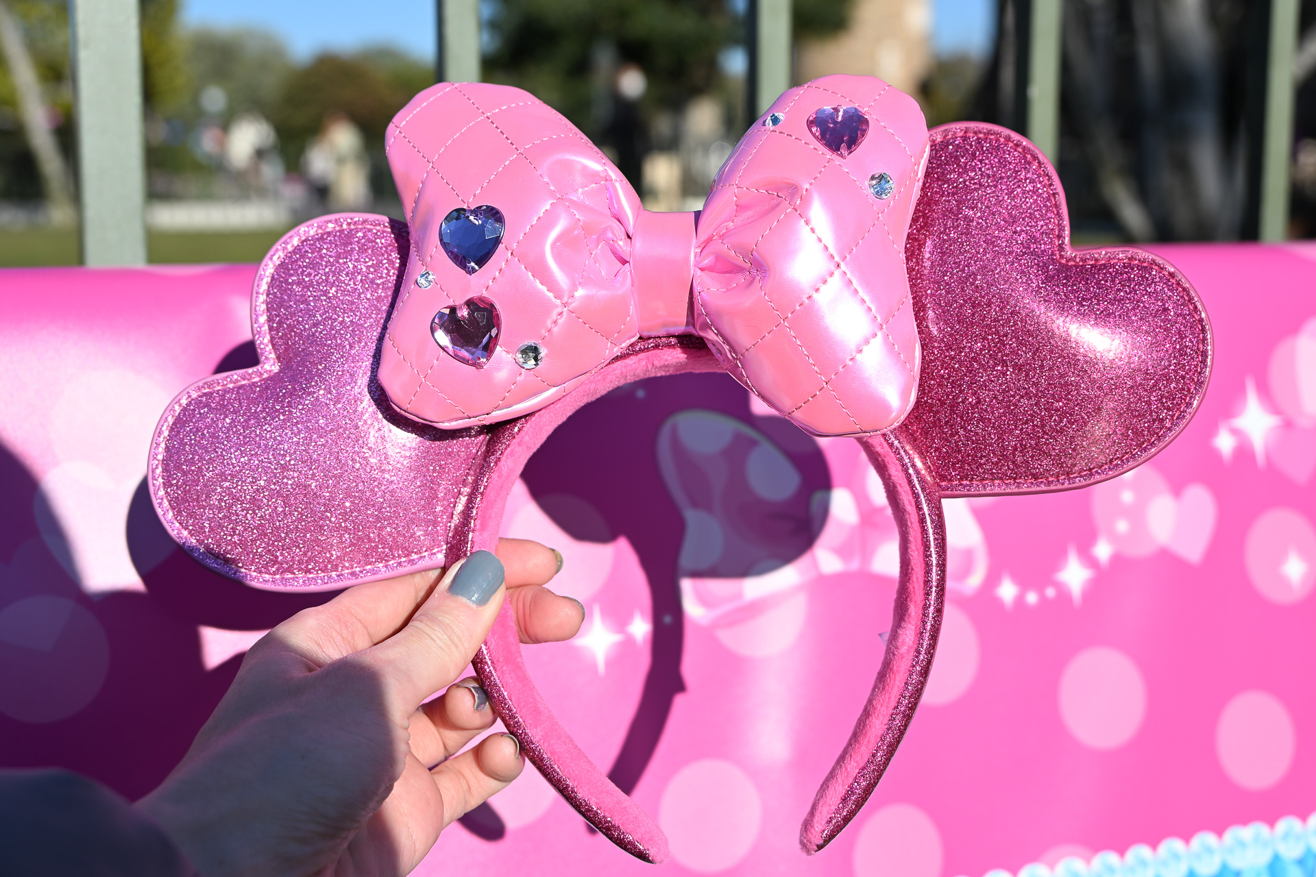 「カチューシャ」（2400円）や「キャップ」（3600円）で手軽にイベント感をプラス