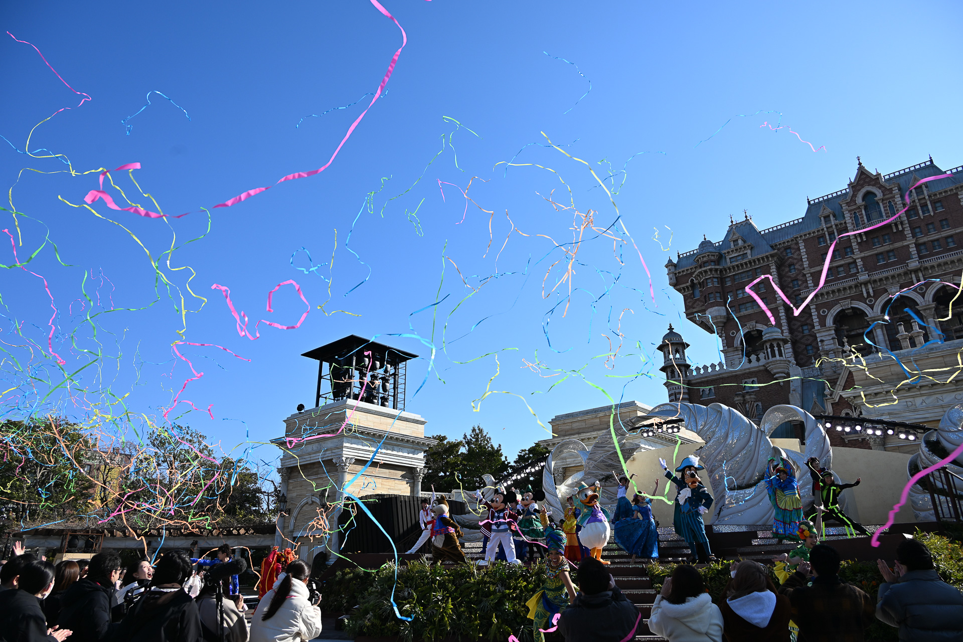 世界の文化や音楽を称える華やかなステージに釘付けだ