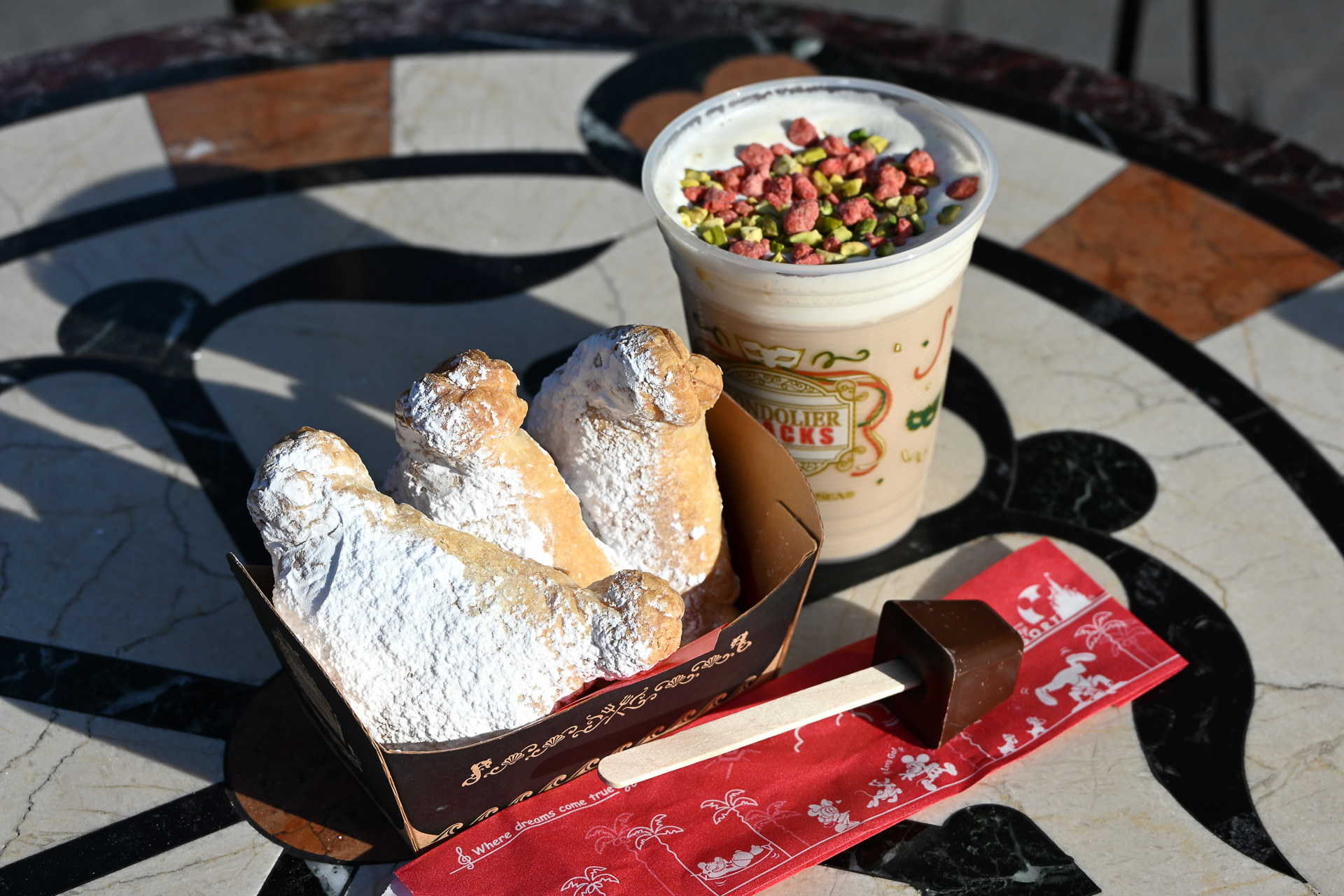 グッズやメニューは動画鑑賞すると「あのときの！」と気づきも楽しめる