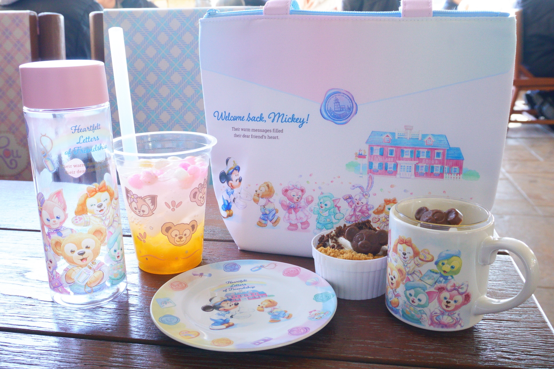 フードスーベニアは、フィナーレに合わせた限定デザインを採用