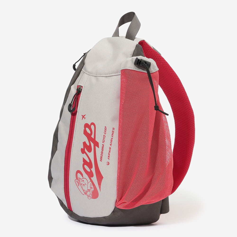 JAL×カープ カンフーバットが入るスリングショルダーバッグ（1万1000円）