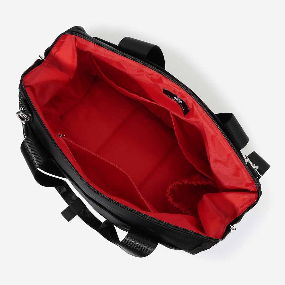 裏地にカープチームカラーの赤を採用