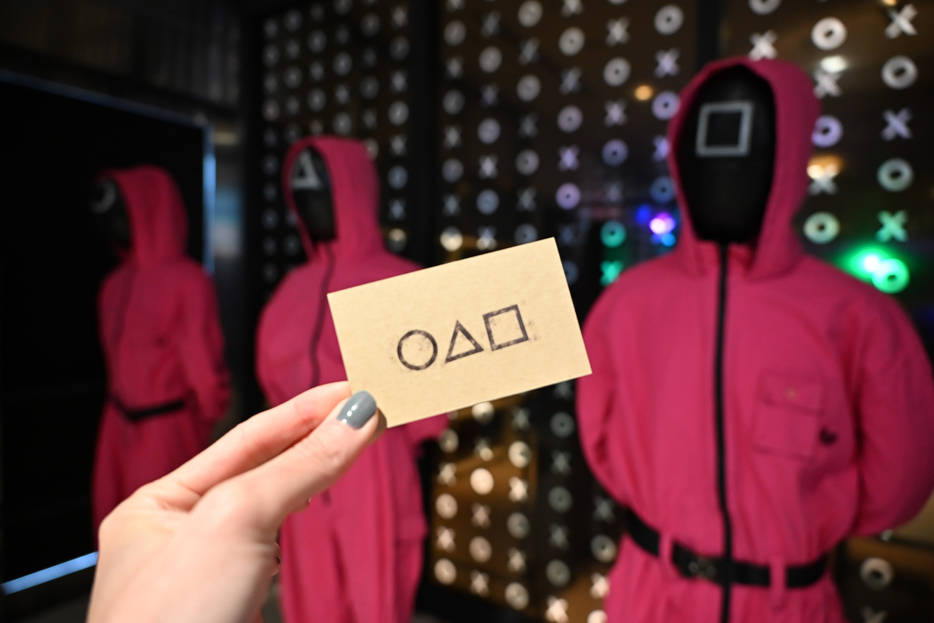 作中で招待状がわりとなるカード。すでに怖い……