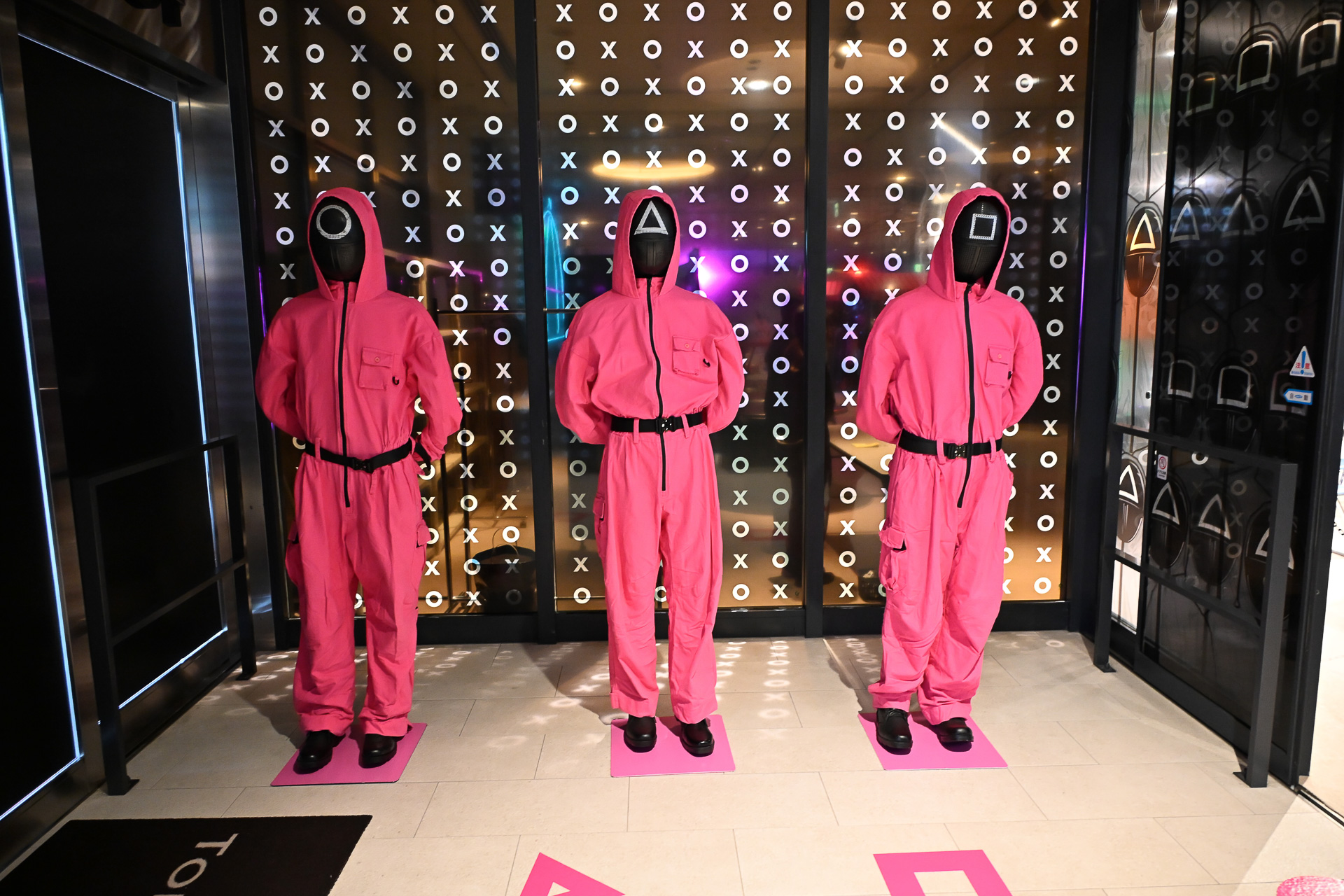 ピンクガードがプレーヤーを歓迎してくれる