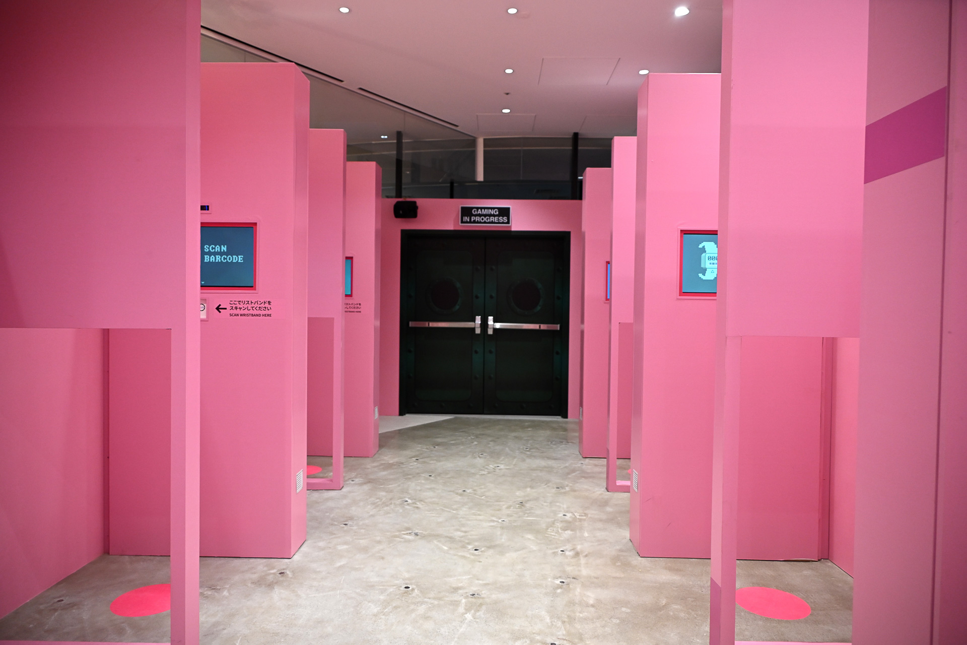 「FACE SCANNING」のエリアへ。おなじみの笑顔の指示も