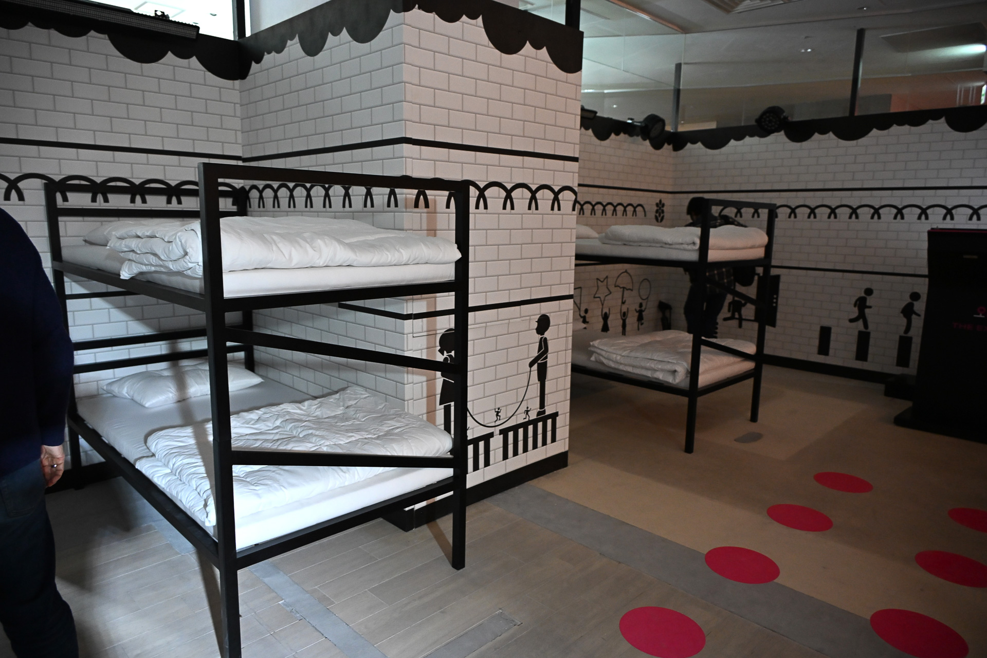 プレーヤーが日々の生活を行なう「BUNK ROOM」でブリーフィングを受ける