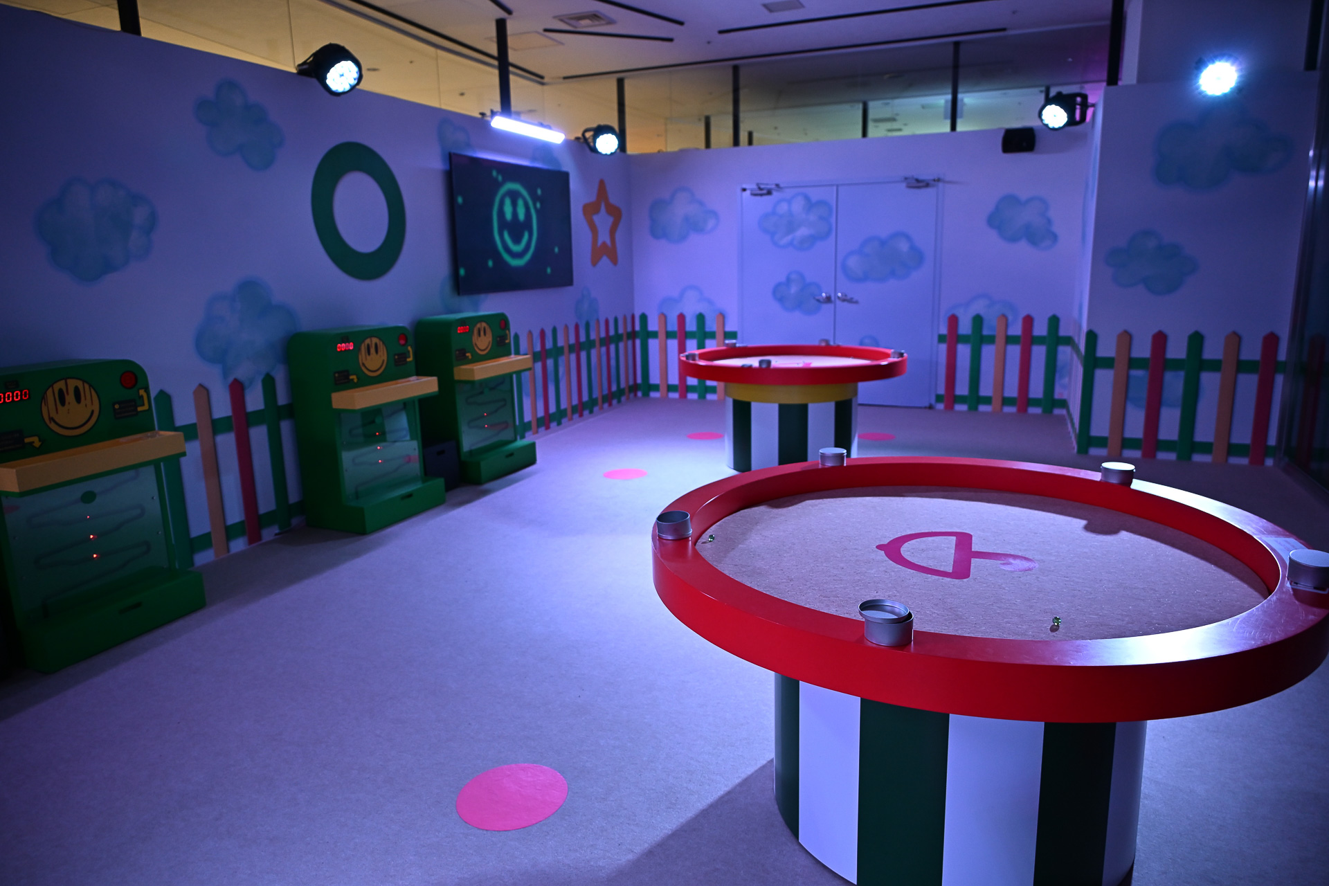 「MARBLES（ビー玉遊び）」の会場