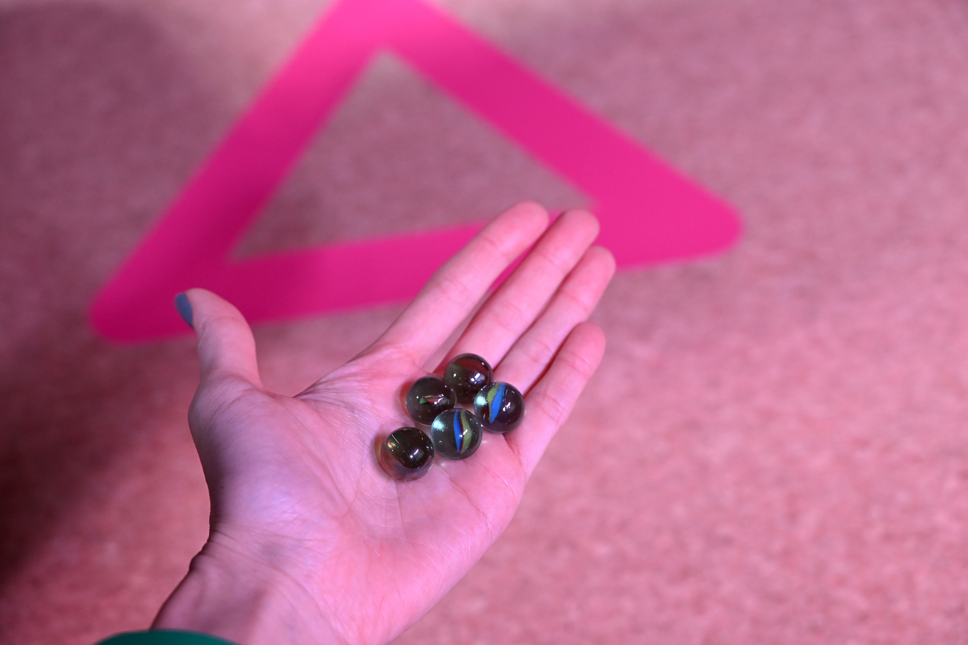 手元の缶にはビー玉が5個（作中のようなカルメ焼きではない）