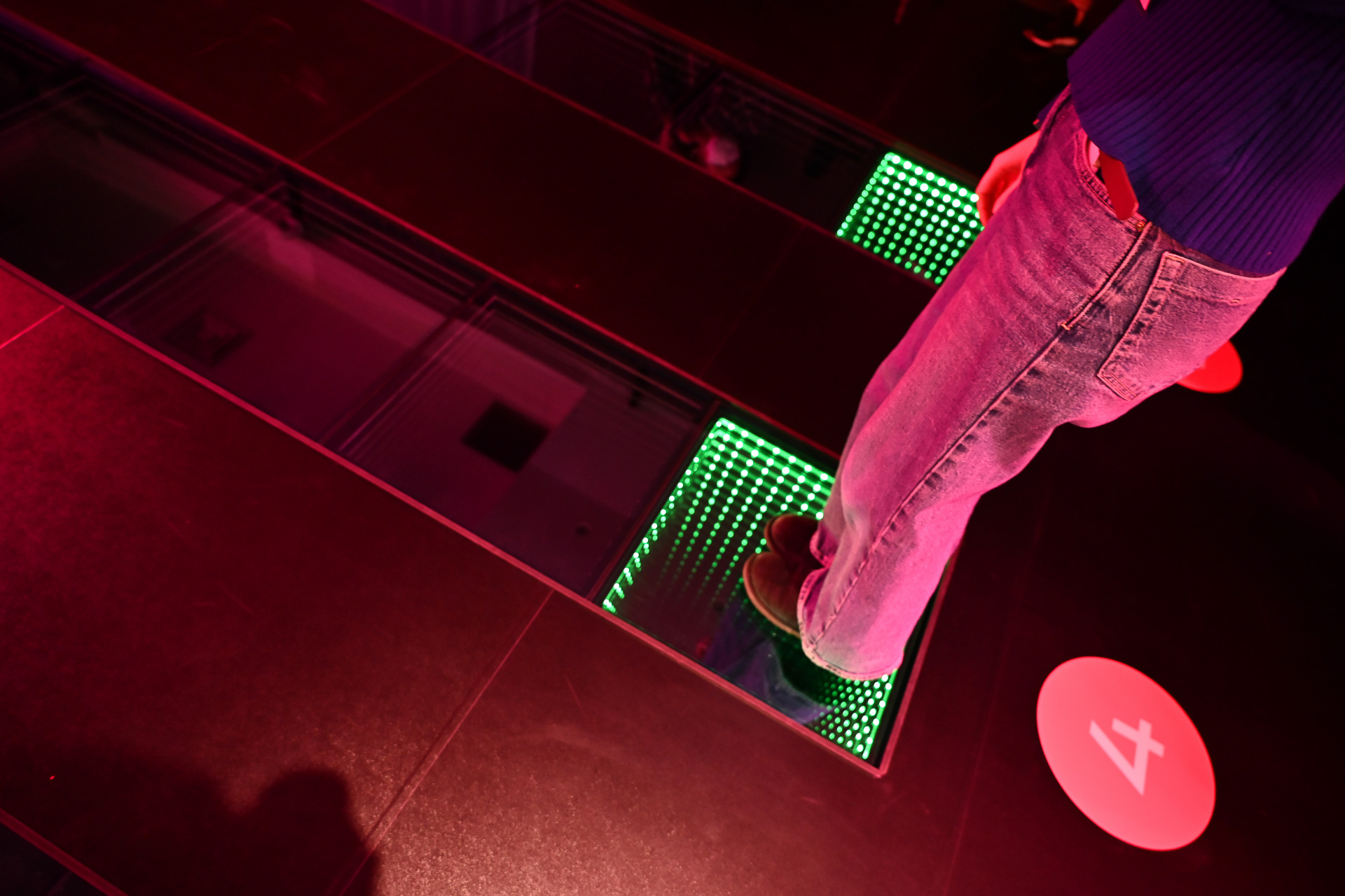 一瞬だけ安全なガラスが点灯、記憶を頼りに進む