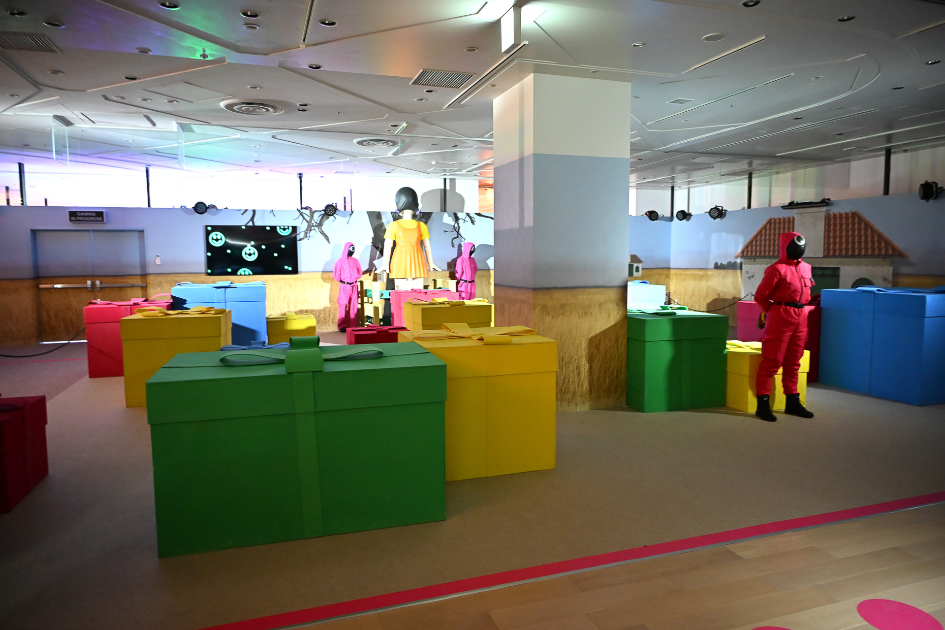 障害物があるので、足首を縛られているとなかなか動きにくい