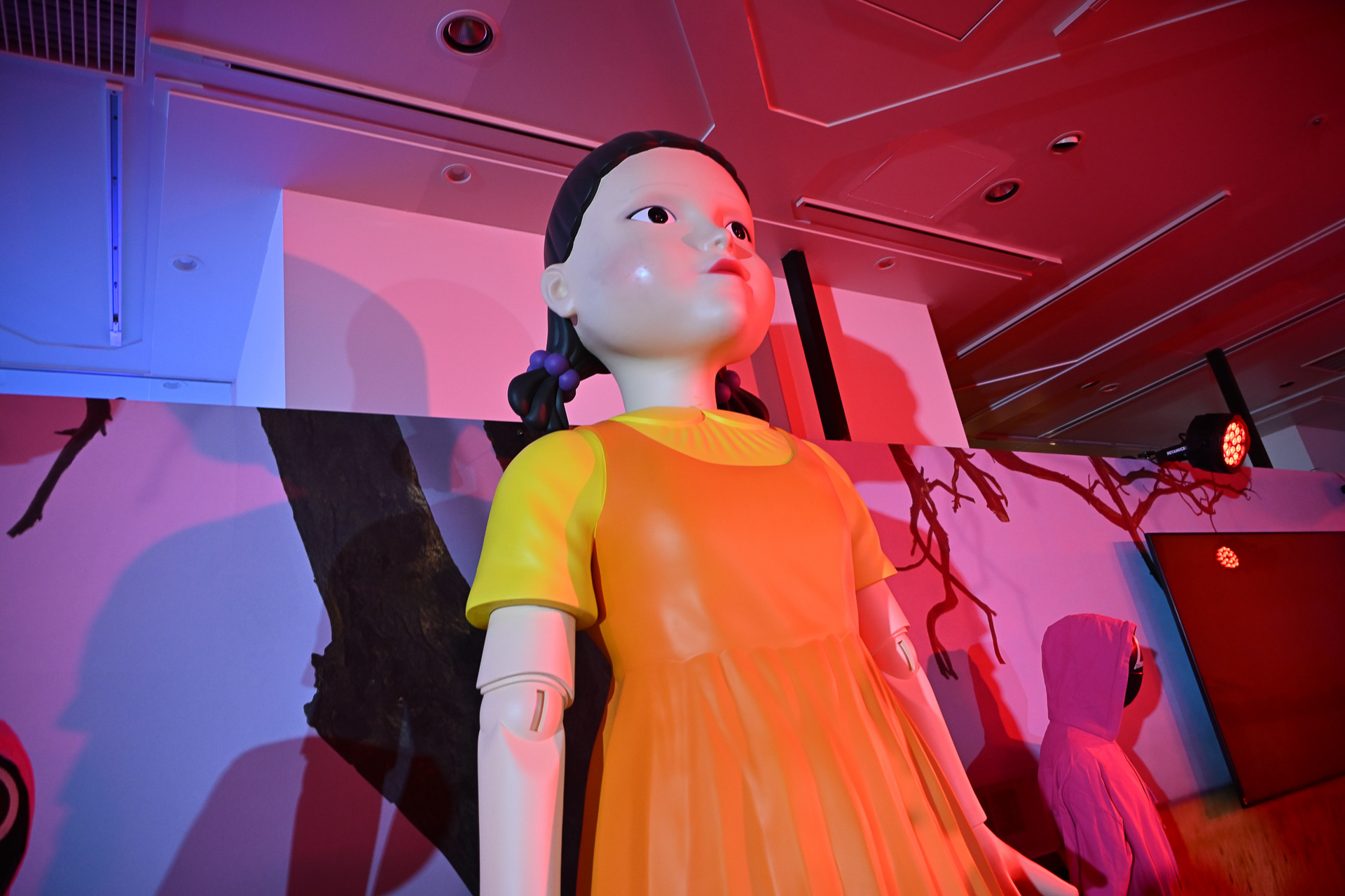 ぐるりと顔がこちらを向いて動いているプレーヤーをヨンヒとピンクガードがチェック