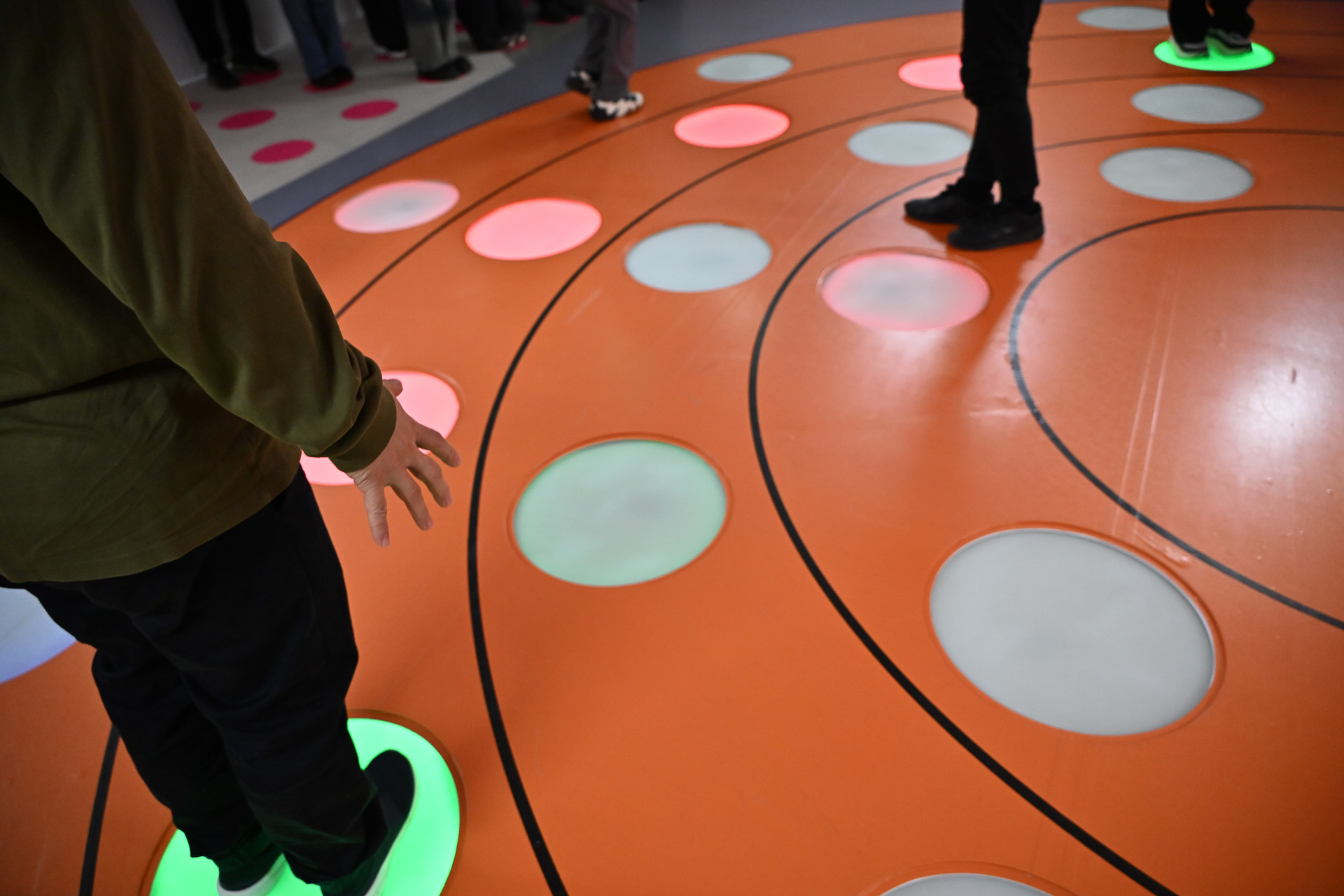 劇中同様の音楽に合わせぐるぐる、音楽が止まった際に点灯している部分へ