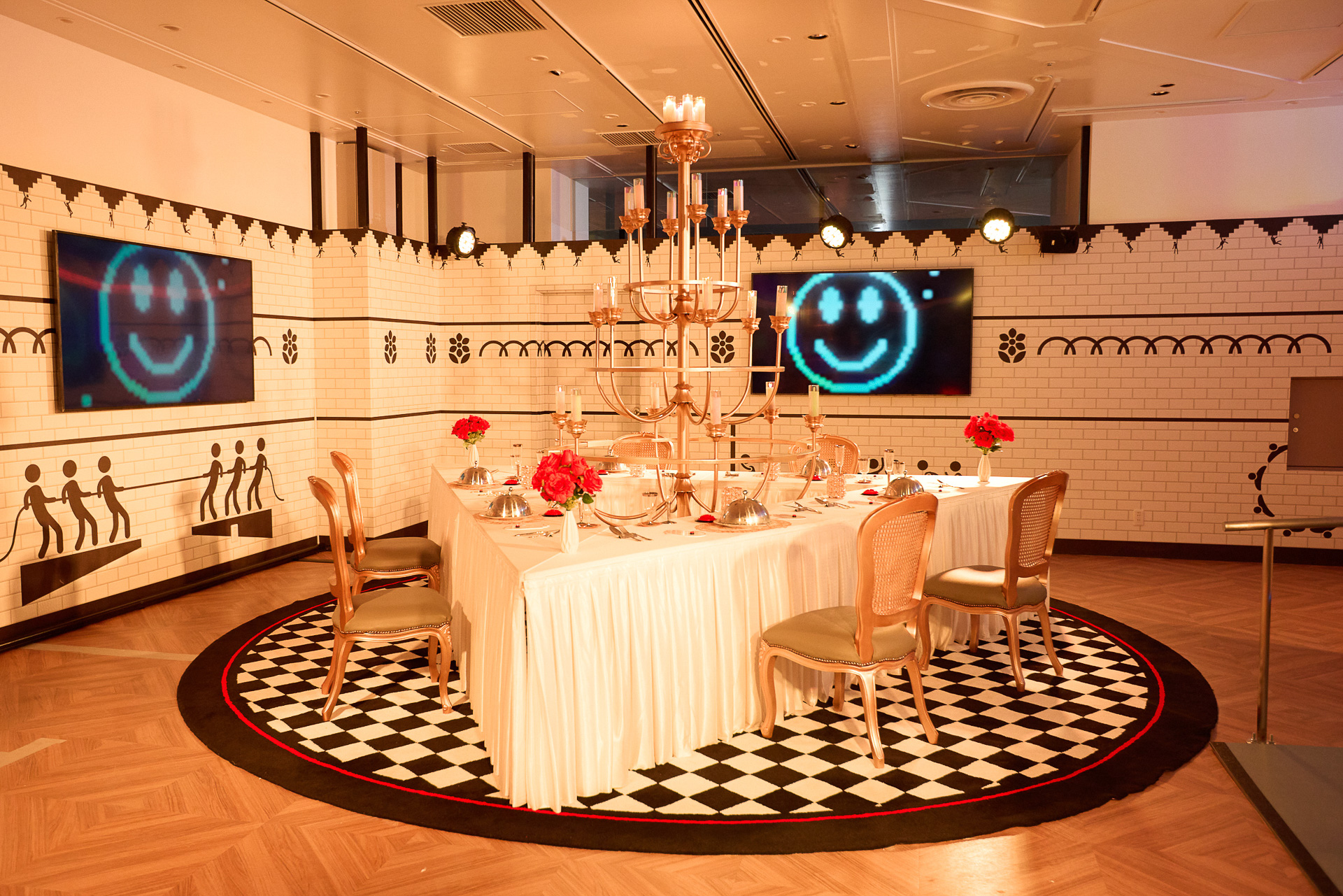 最後のゲームの舞台である「THE LAST SUPPER（最後の晩餐）」（画像提供：Netflix 渋谷リアル・イカゲーム）