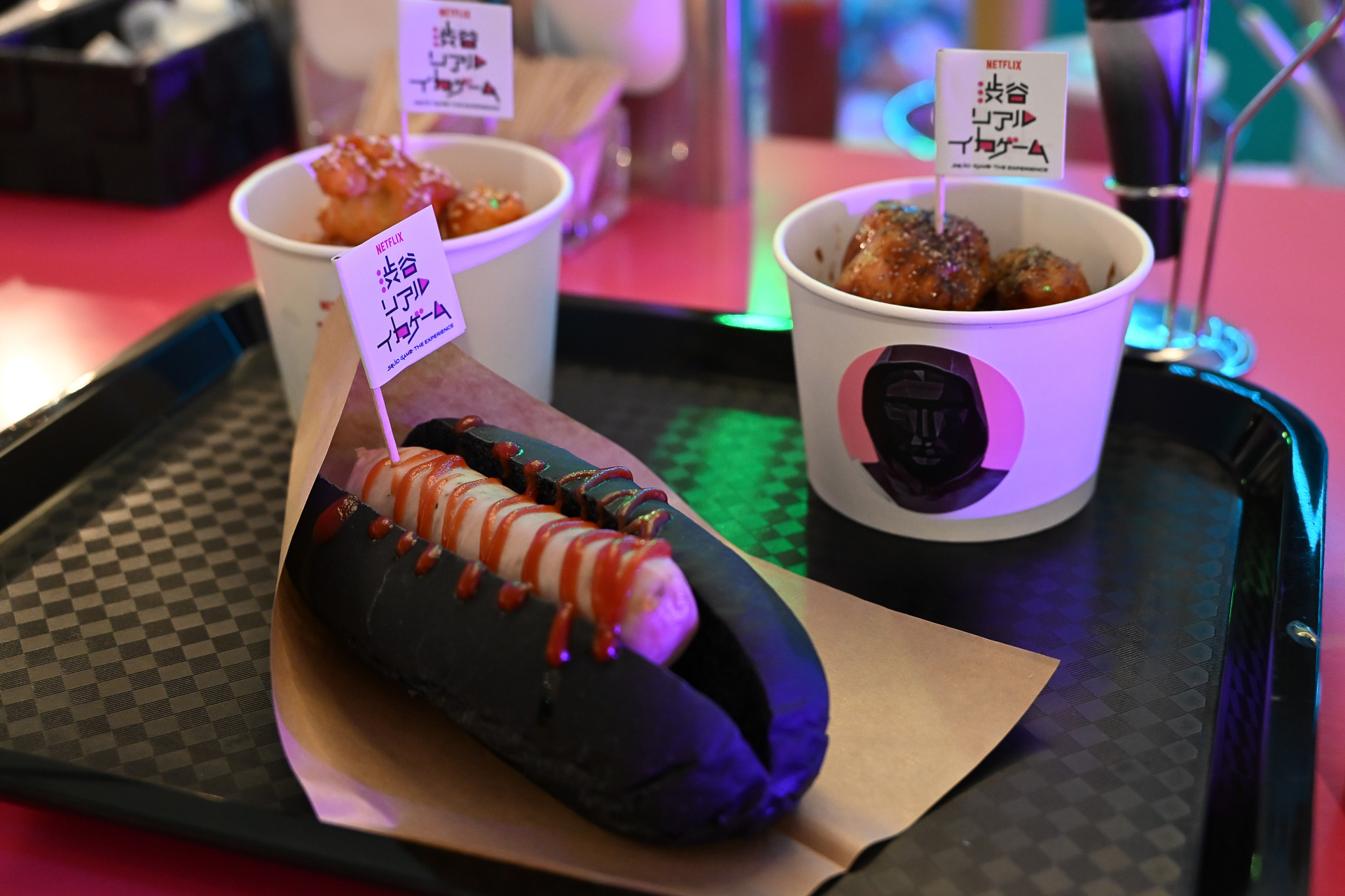 「フロントマン ペッパーチキン」（850円）や「ブラックガード ホットドック」（1200円）なども用意