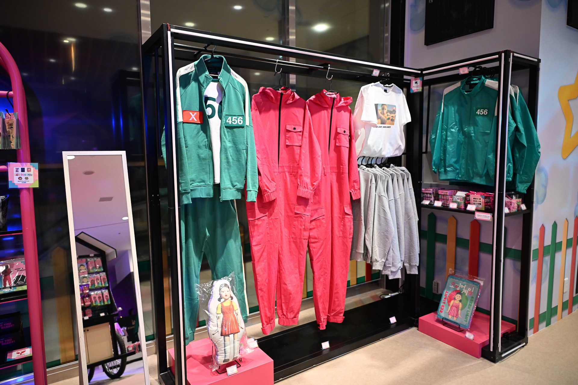 「ピンクガードスーツ」（1万9800円）と「ジャージセットアップ」（1万6500円）は001や456・120・333の4種類