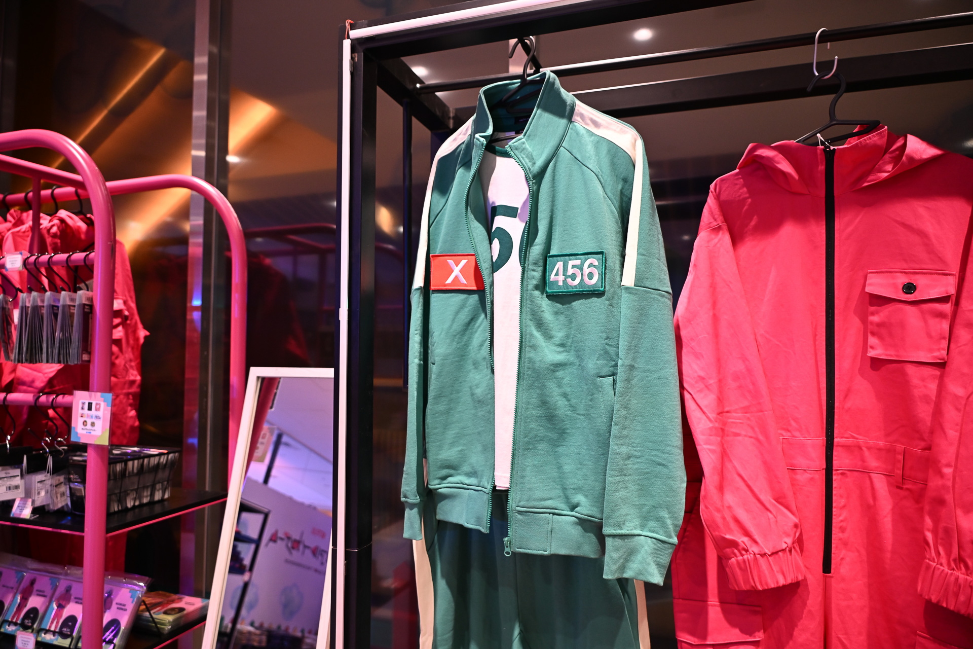 「ピンクガードスーツ」（1万9800円）と「ジャージセットアップ」（1万6500円）は001や456・120・333の4種類