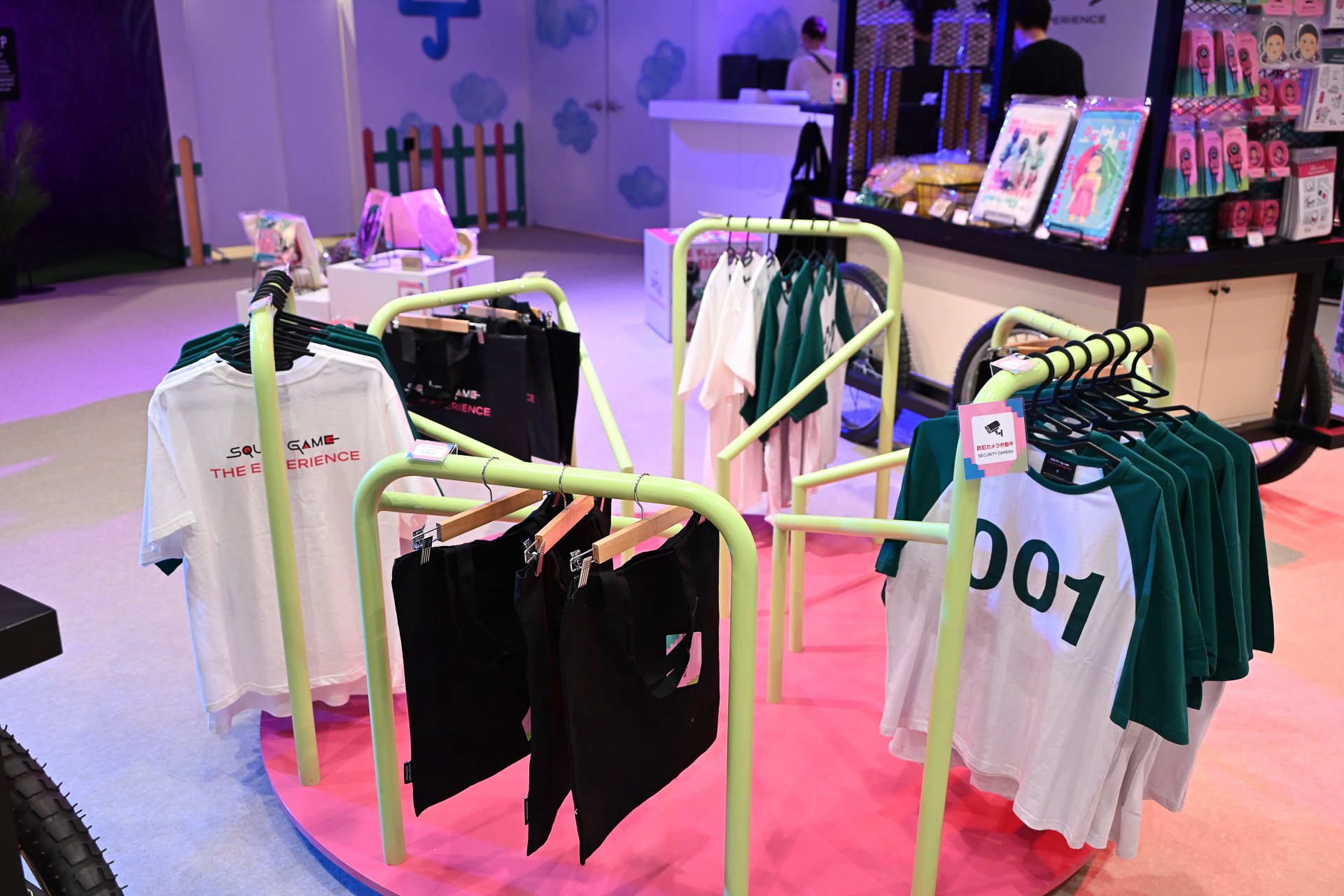 さまざまな関連グッズが手に入る