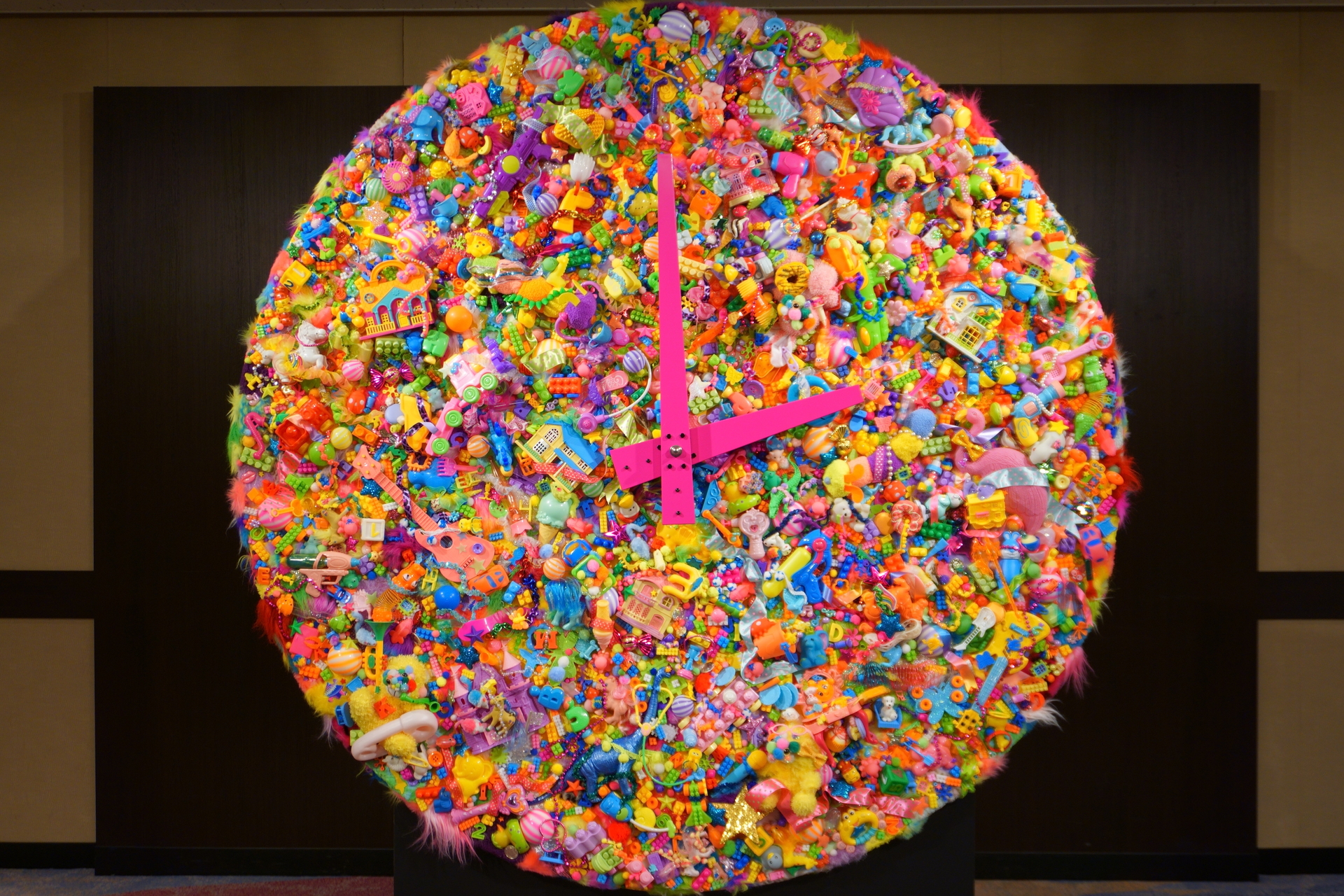 「MOSHI MOSHI BOX 原宿観光案内所」のモニュメント