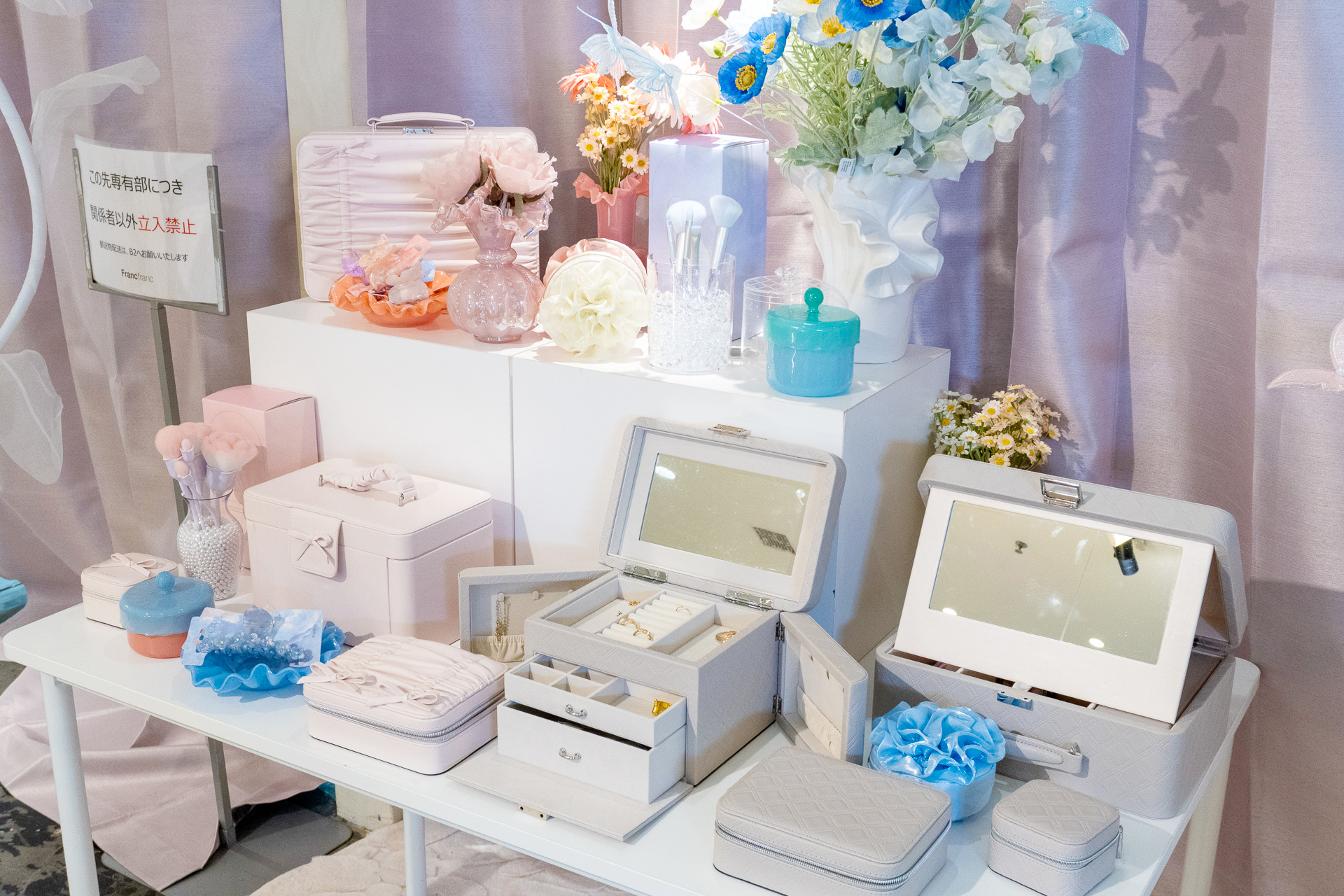 旅先でも気分が上がるポーチとコスメボックス