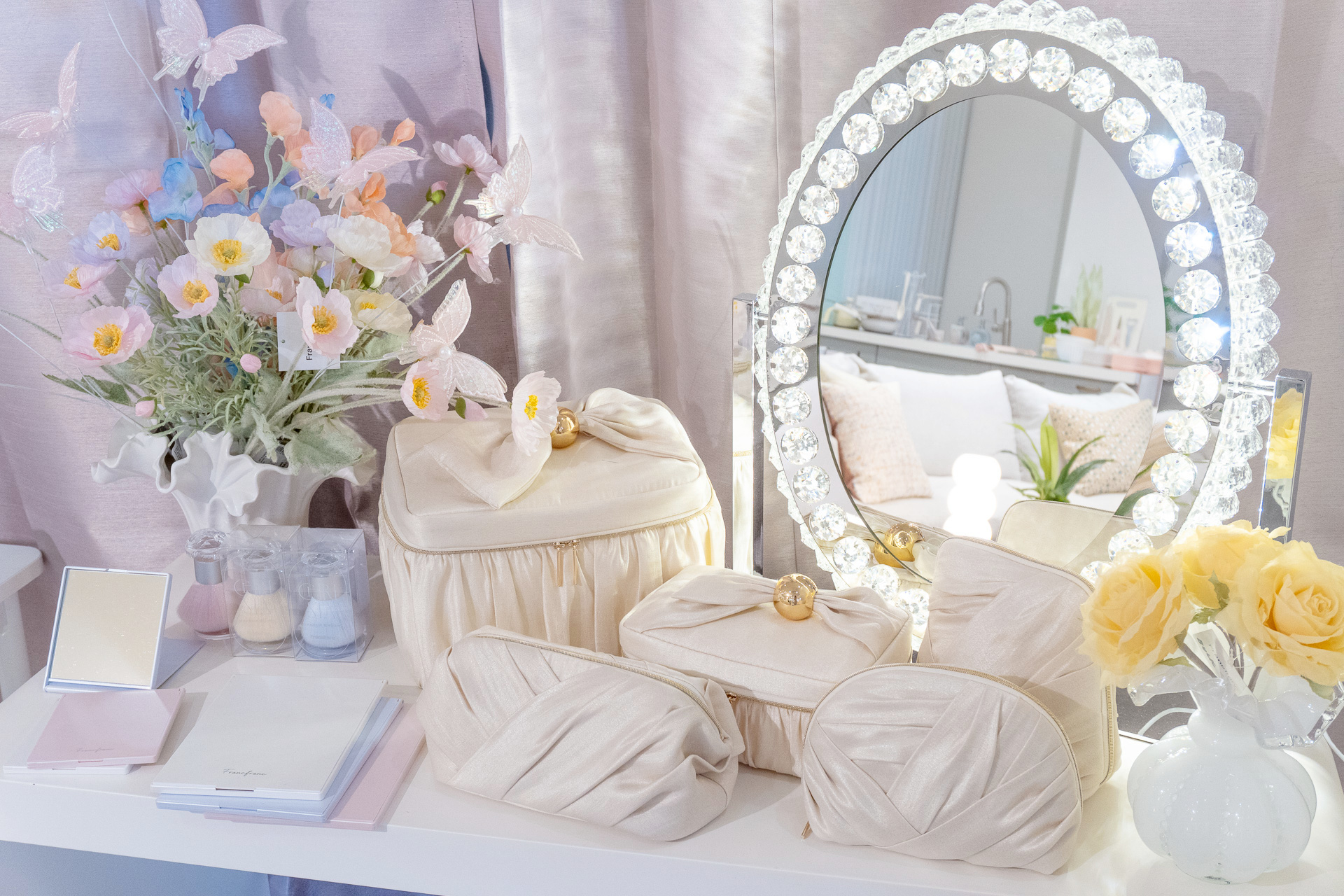 つぼみをイメージしたエレガントなデザインの「パールブロッサム ポーチ」（4型、2500円～4500円）