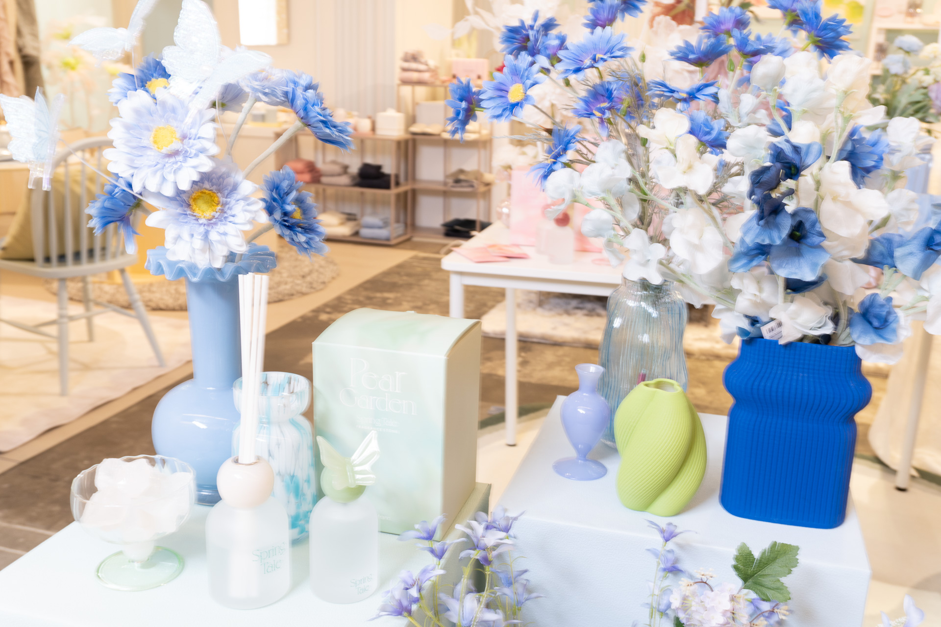 「アートフラワー」（600円～）や「フラワーベース」（2200円～）