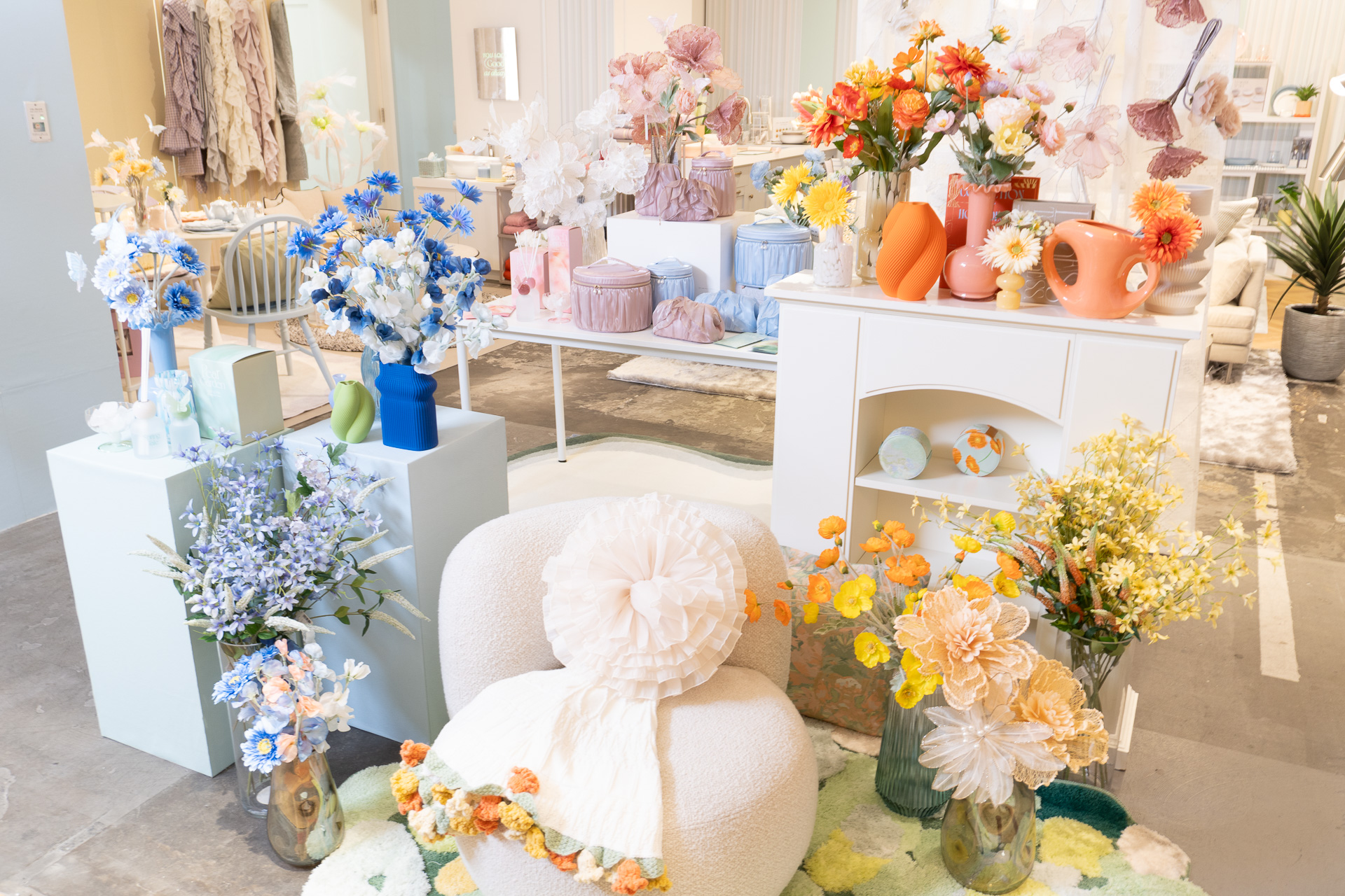 春らしい「花」や「蝶」をモチーフにした新作たち。本物の花を飾っているような、レースやフリルを用いたインテリアが豊富