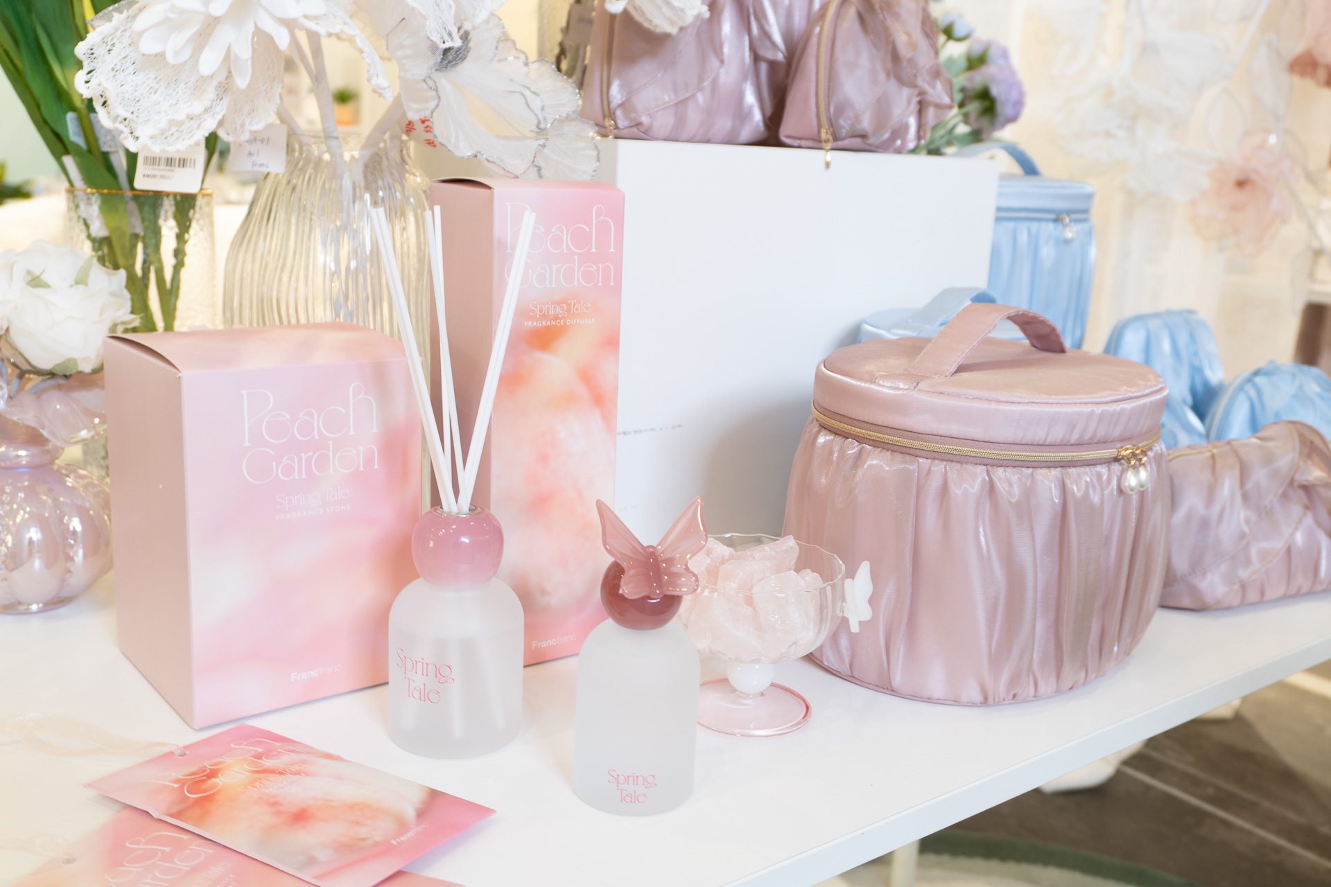 春を感じられる花と蝶をイメージした春限定フレグランスは、ディフューザー（3480円）、ストーン（3480円）、スプレー（2480円）、サシェ（980円）