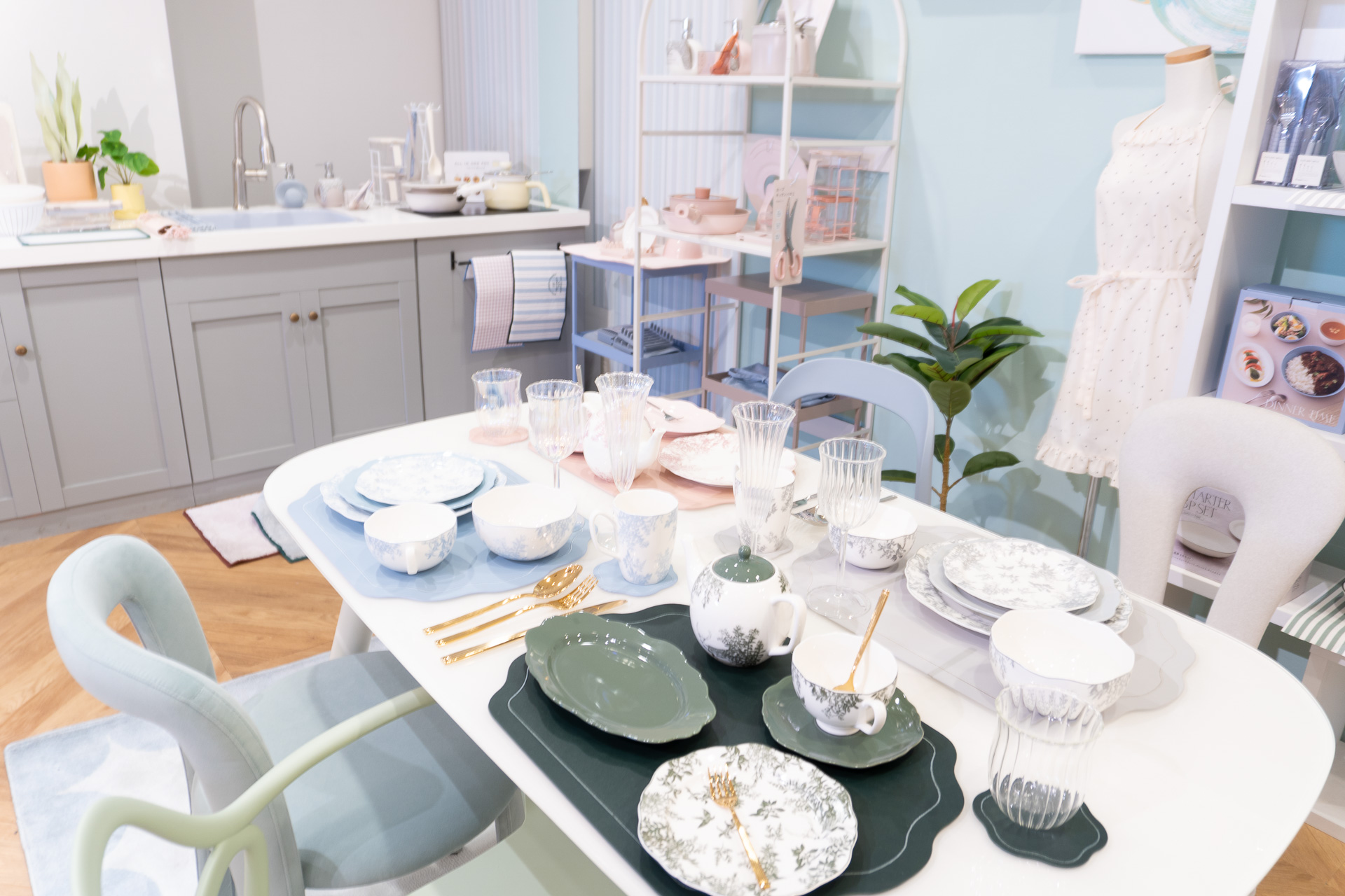 ほかにも「らくチン レンジ調理鍋」（900円）や「らくチン レンジスチーマー」（1100円）など、新作キッチンアイテムが豊富にラインアップ