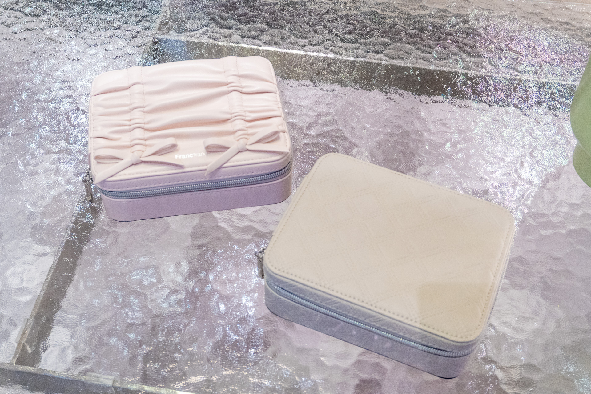 「リボン トラベルジュエリーボックス マルチ」（3900円）。パスポートやチケット、サングラスやアクセサリーといった形の異なる小物も1つにまとめられるよう設計されている