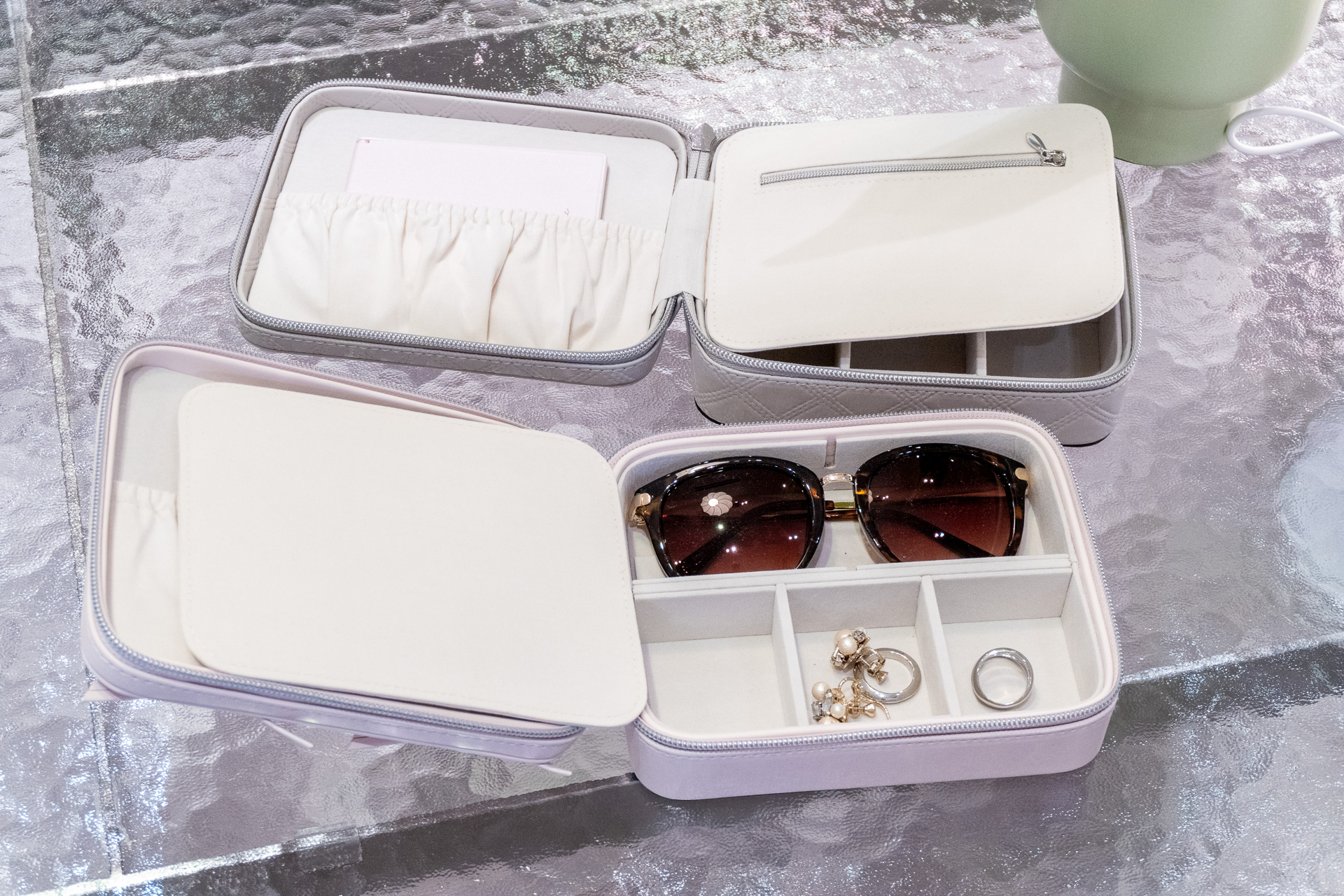 「リボン トラベルジュエリーボックス マルチ」（3900円）。パスポートやチケット、サングラスやアクセサリーといった形の異なる小物も1つにまとめられるよう設計されている