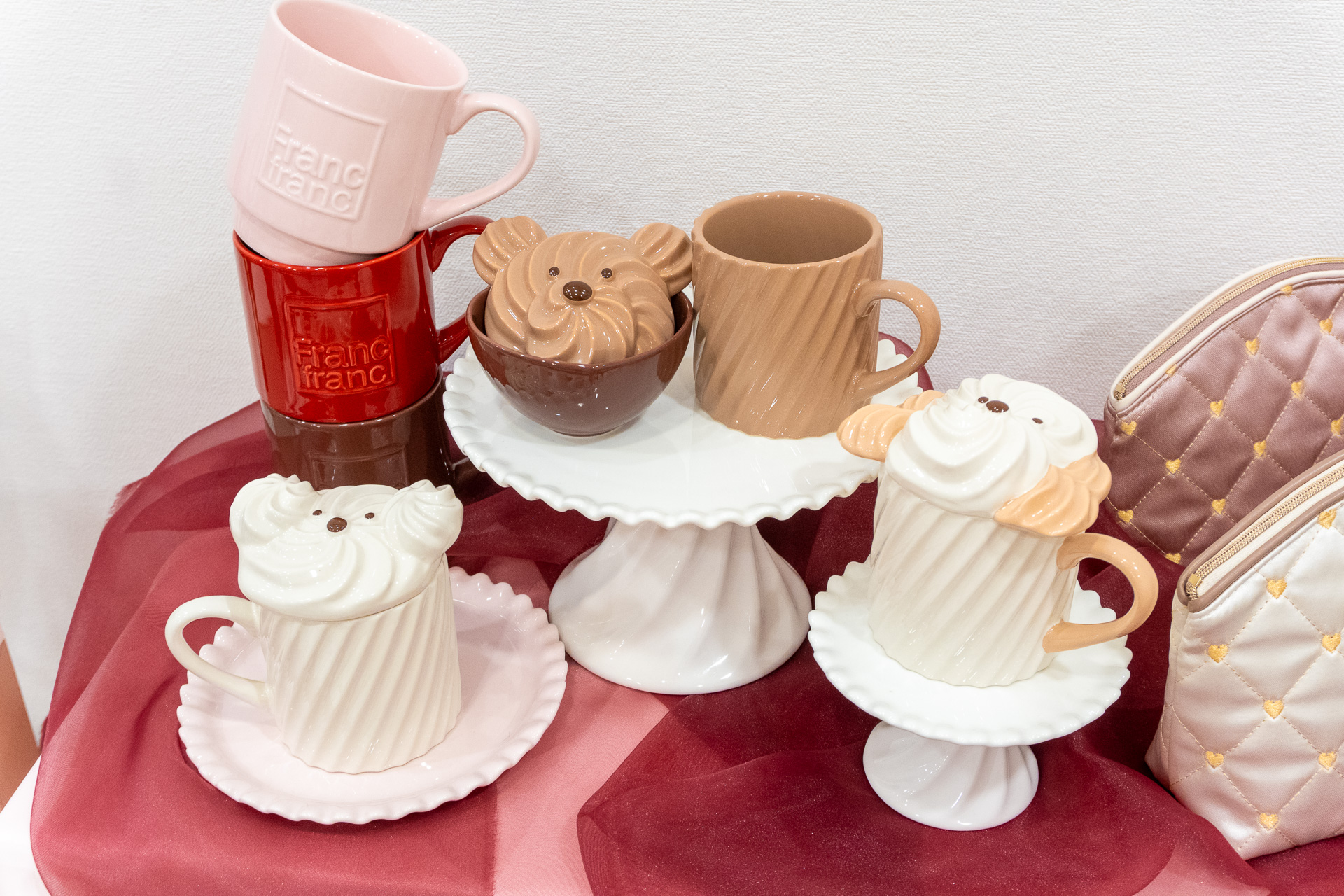 バレンタインアイテムの注目は蓋付きマグカップ「ホイップマグ」（2200円）