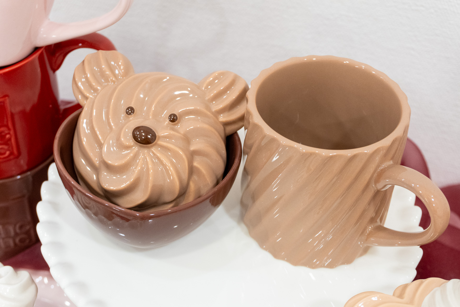 たれ耳の犬はキャラメル味、白い犬はミルク味、くまはチョコレート味をイメージ