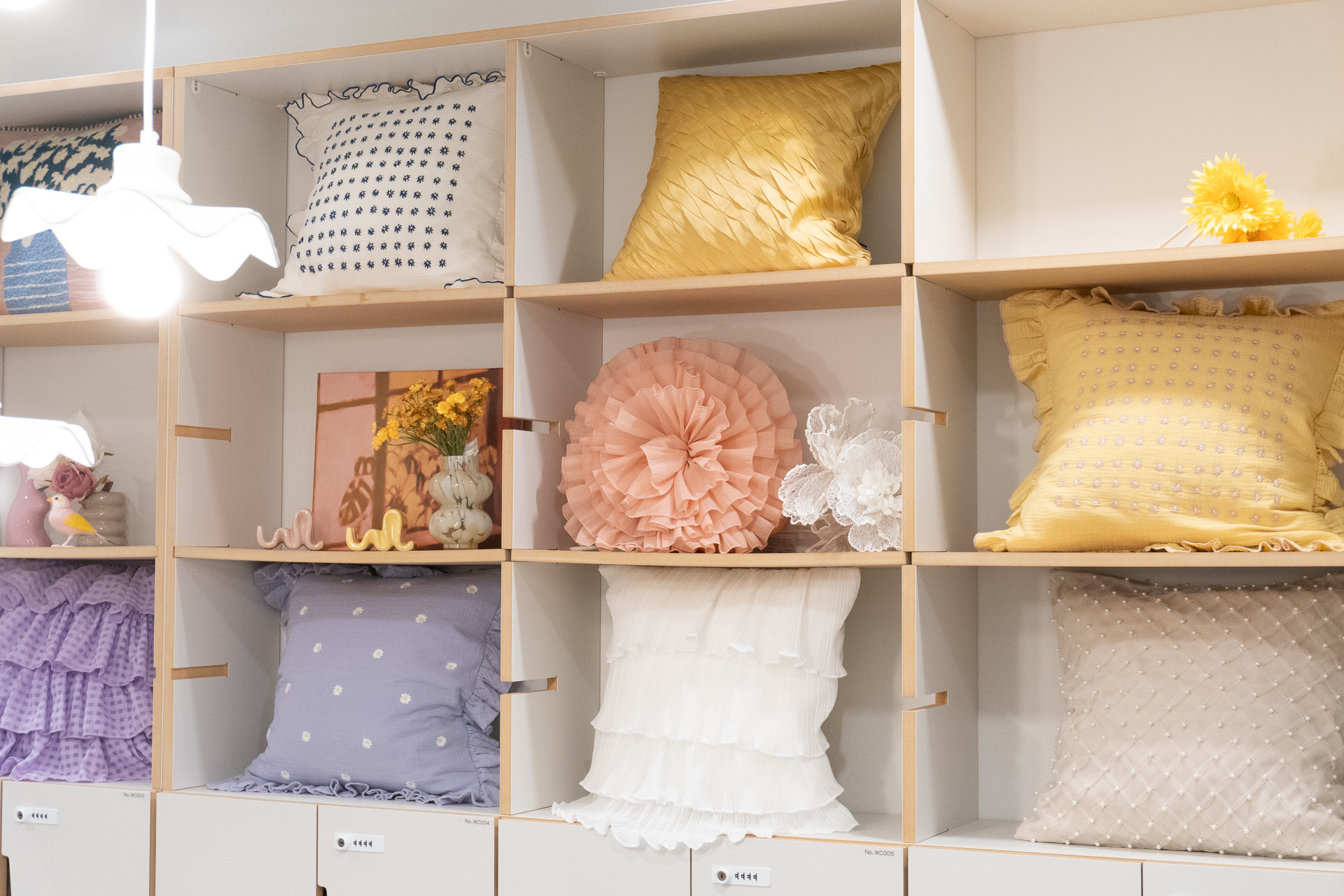 春の新作コレクションでは107種類もの「クッションカバー」（2500円～）が登場