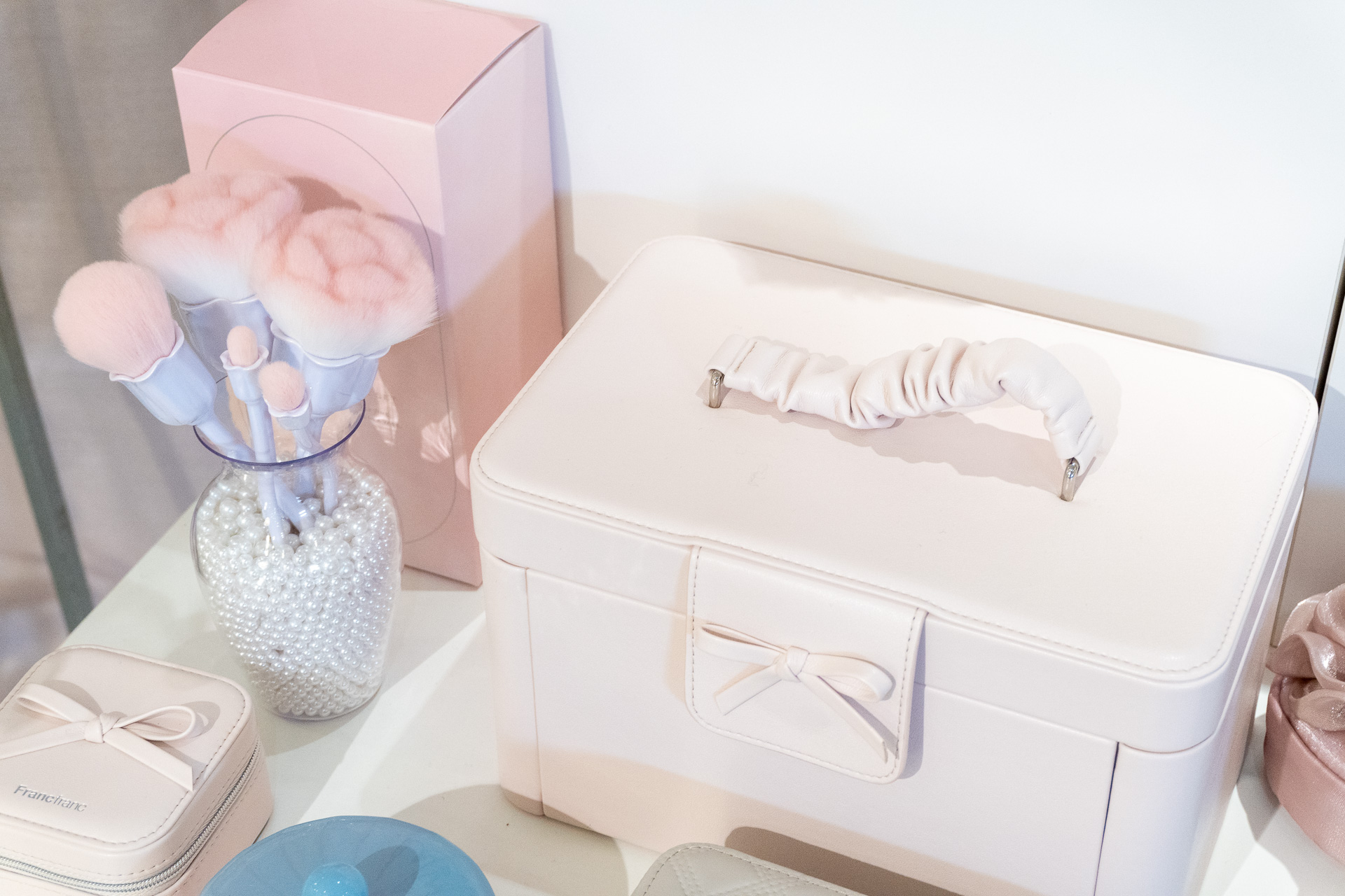 こちらの「リボン ジュエリーボックス」（7900円）にもミラーを搭載している