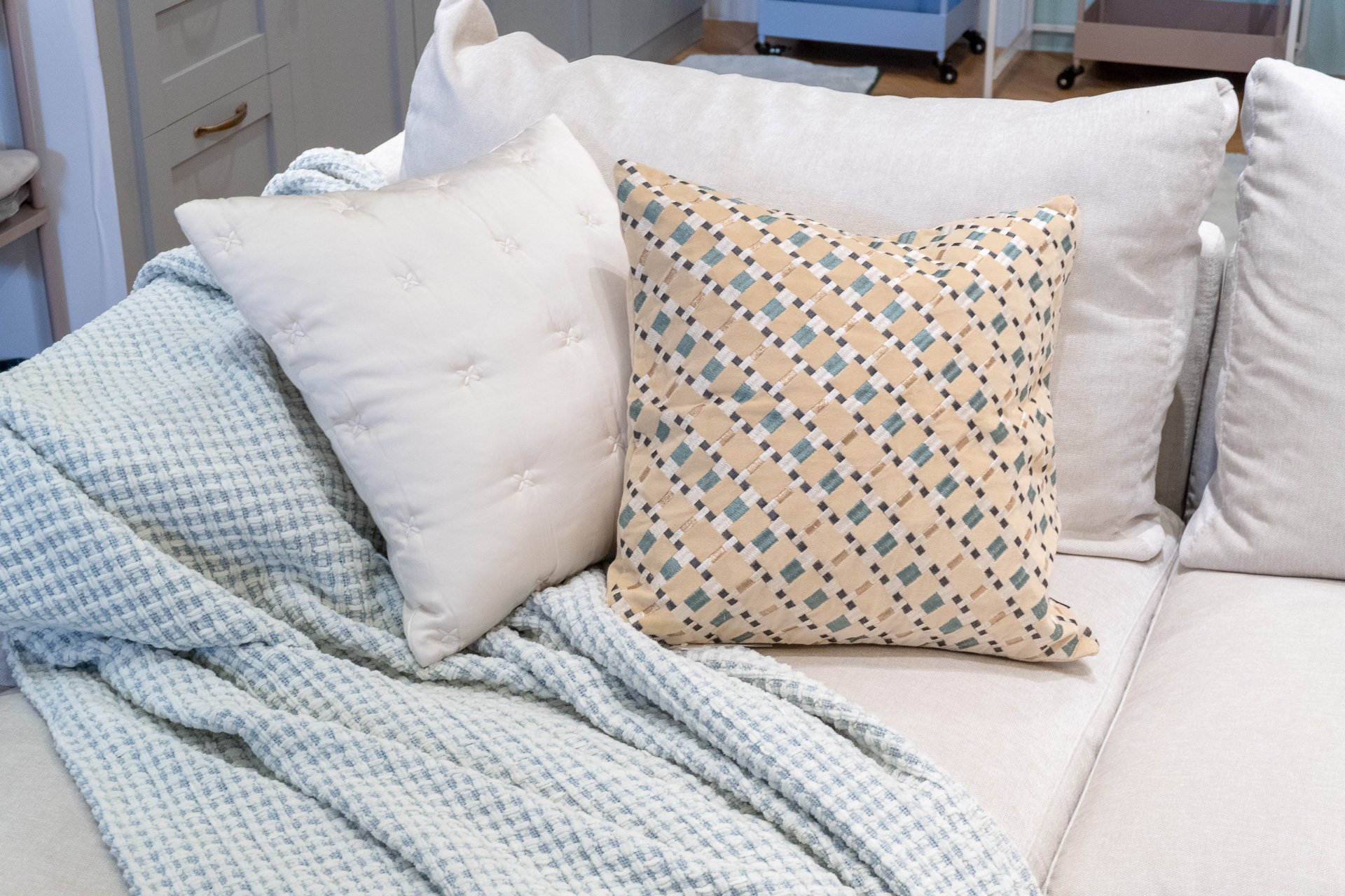 春の新作コレクションでは107種類もの「クッションカバー」（2500円～）が登場