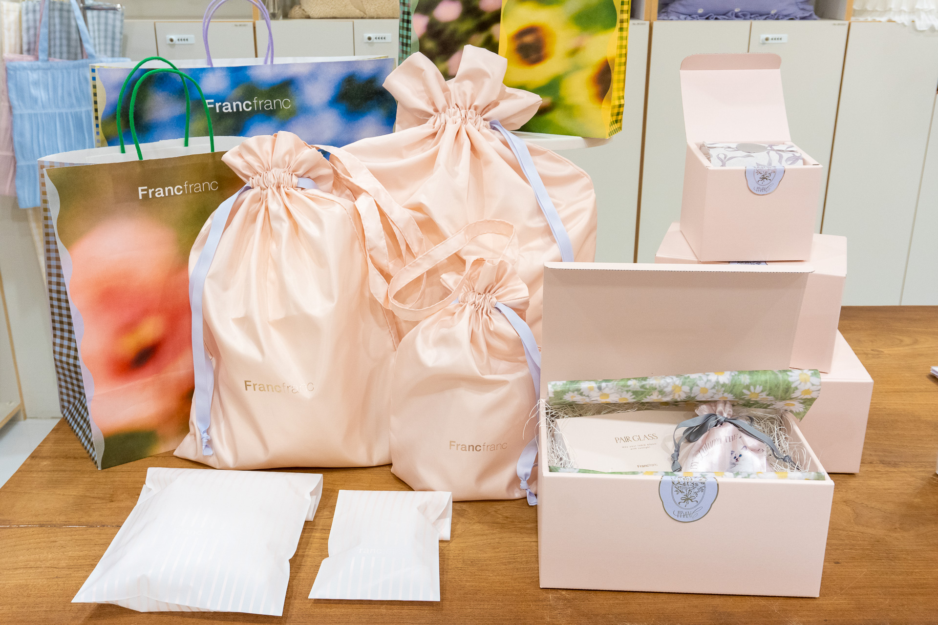 ショッパーは約3年ぶり、ギフトラッピングは約8年ぶりにリニューアル