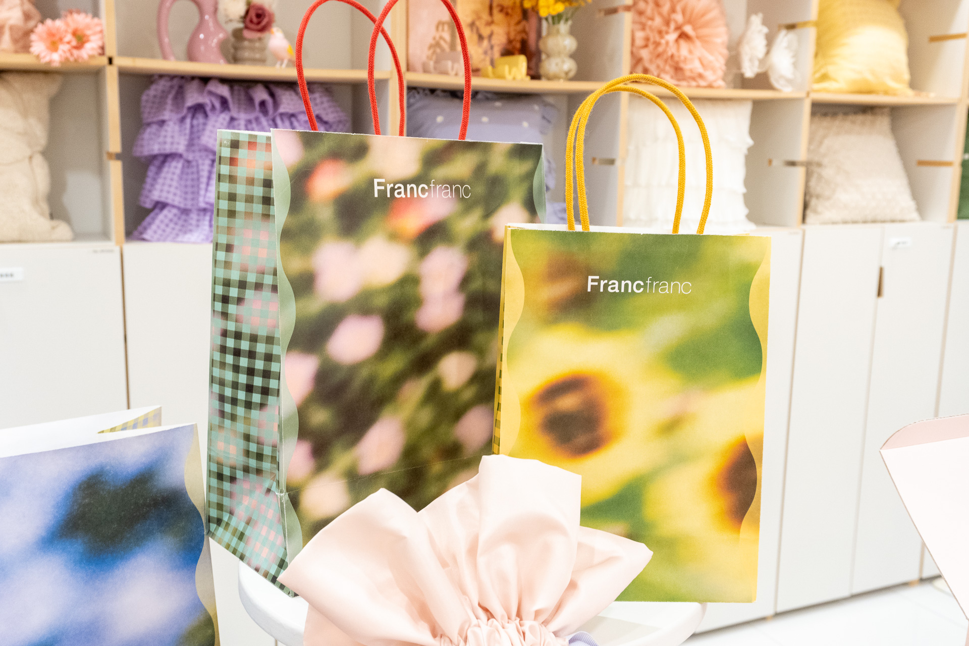 ショッパーは、そのままプチギフトに使えるSSサイズから、大きめの商品も入るLサイズまで4サイズ展開で、各20円。新たに花柄モチーフを採用している