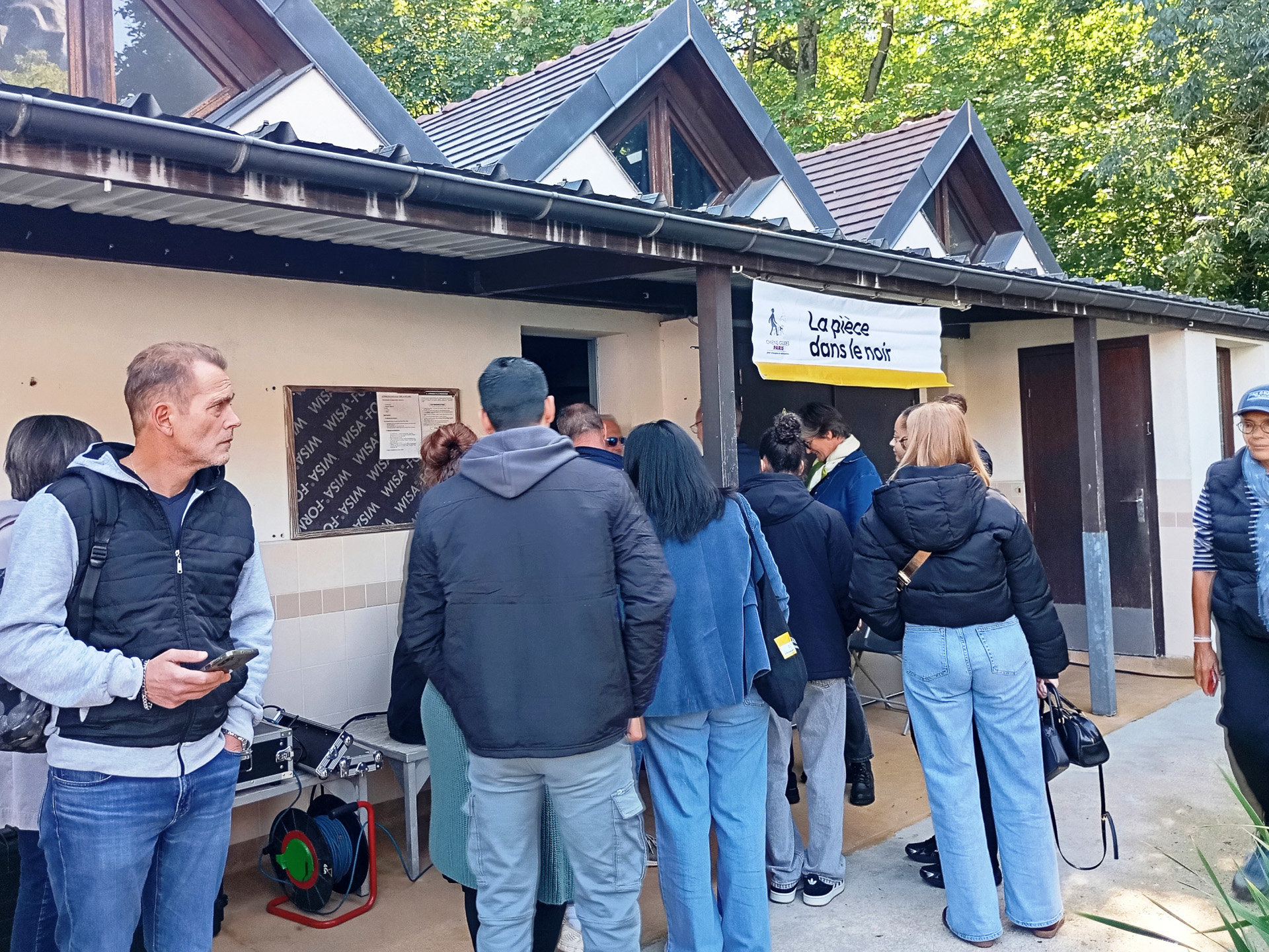 暗闇でエサをあげる体験コーナー