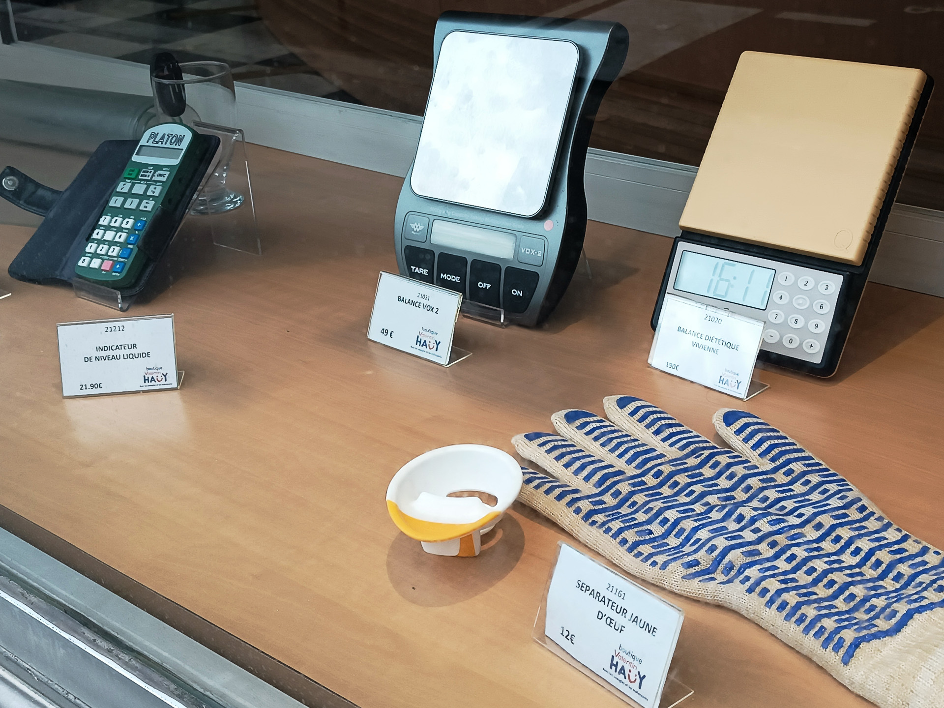 ヴァレンティン・ハウイ協会の1階にブティックがあります