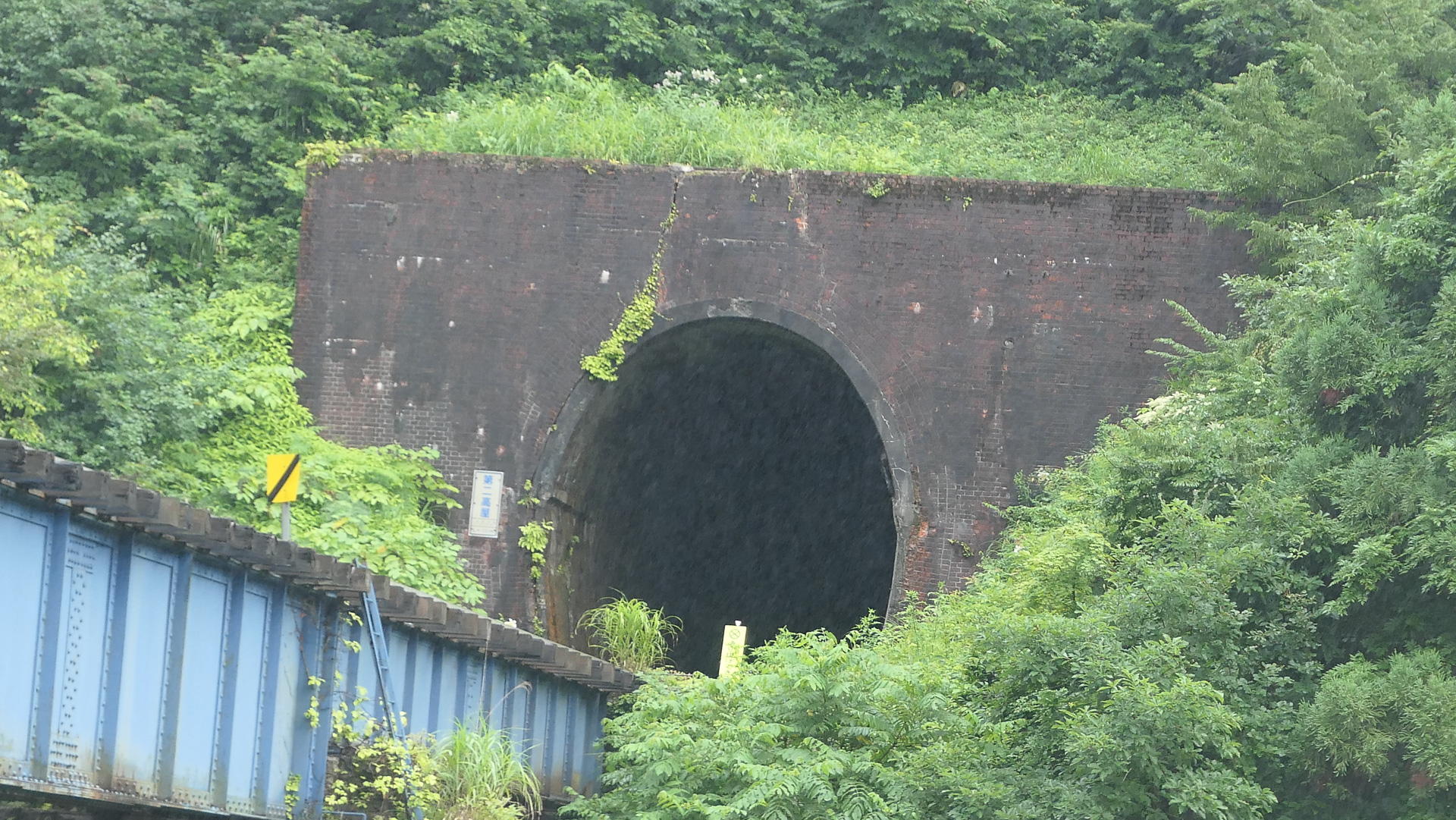 2022年7月の高屋トンネル。上部にひび割れが見受けられる