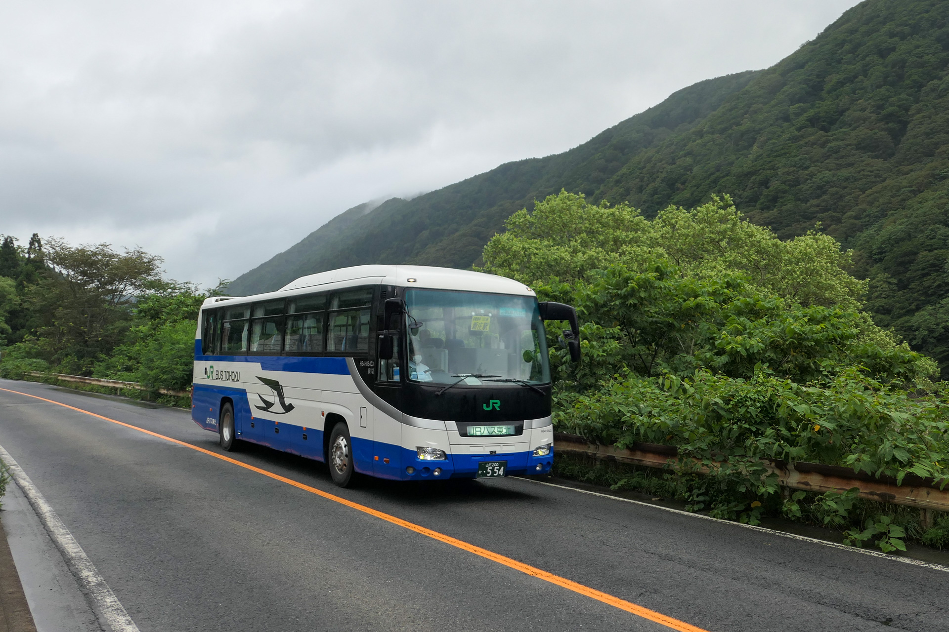 最上川沿いを走るバス