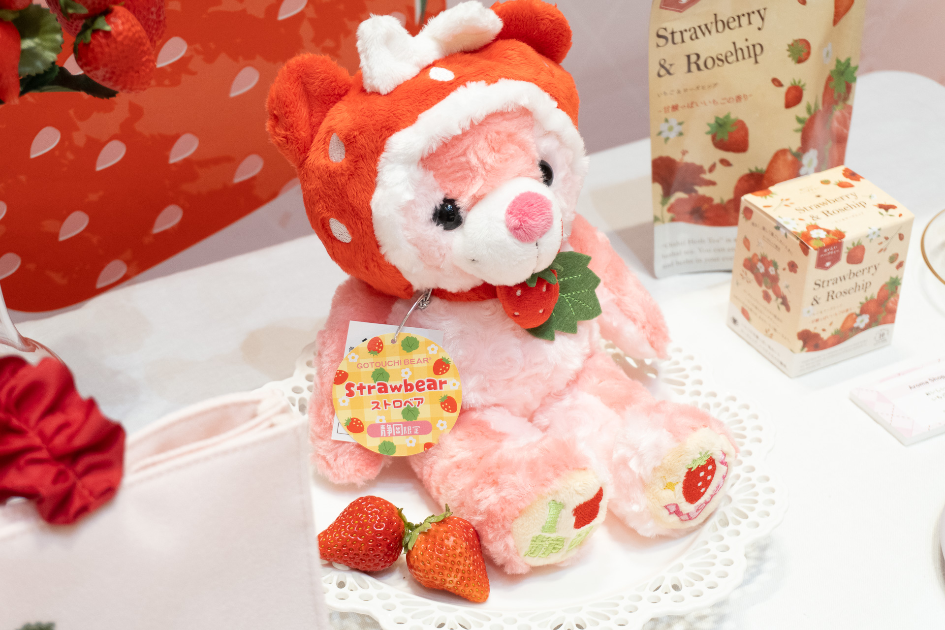 ご当地ピンズプラスの「静岡ストロベアぬいぐるみ」（4070円）