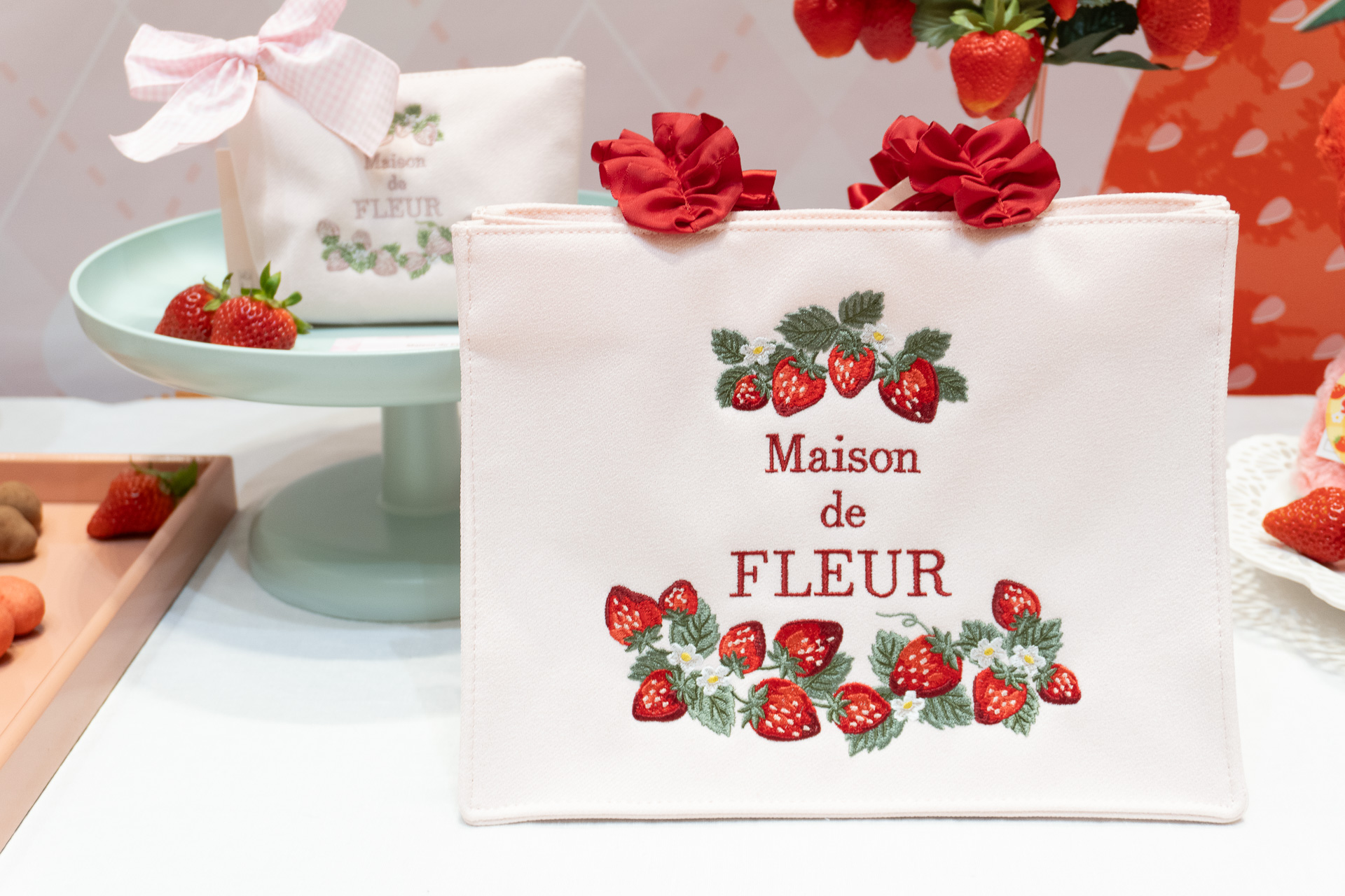 Maison de FLEURの「いちごフリルハンドルスクエアトートバッグ」（8800円）