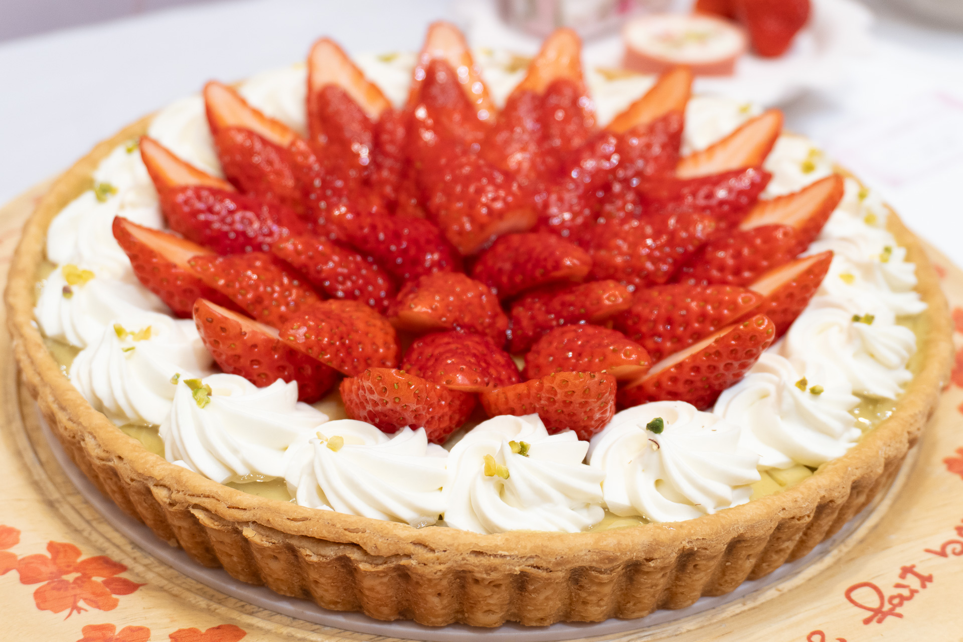 キル フェ ボン「静岡県産“きらぴ香”とピスタチオのタルト」直径25cmホールは1万5984円