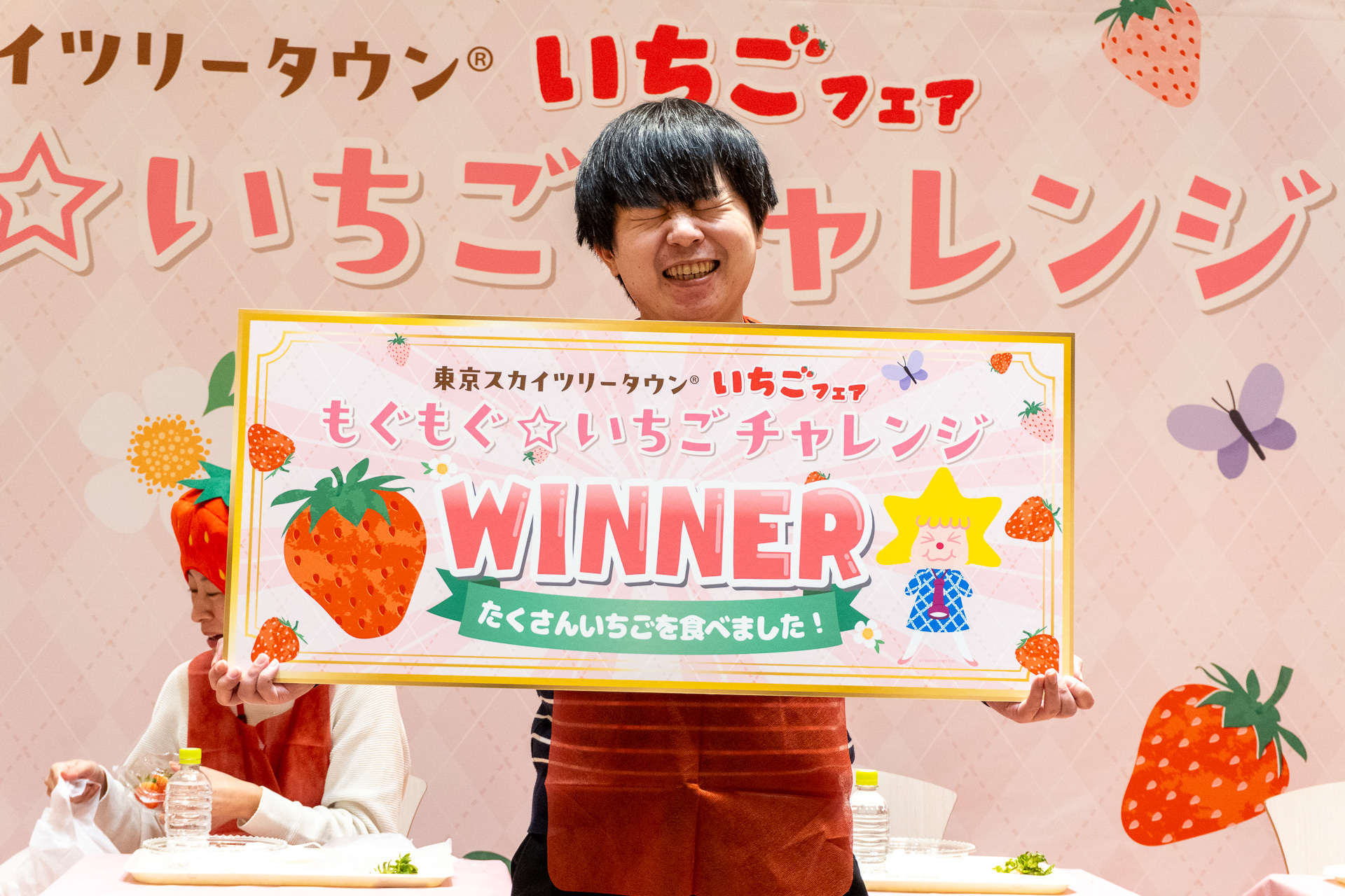 第1試合目の優勝者は埼玉県在住の男性。参加者4人のなかで唯一、用意された15個を2分で完食した