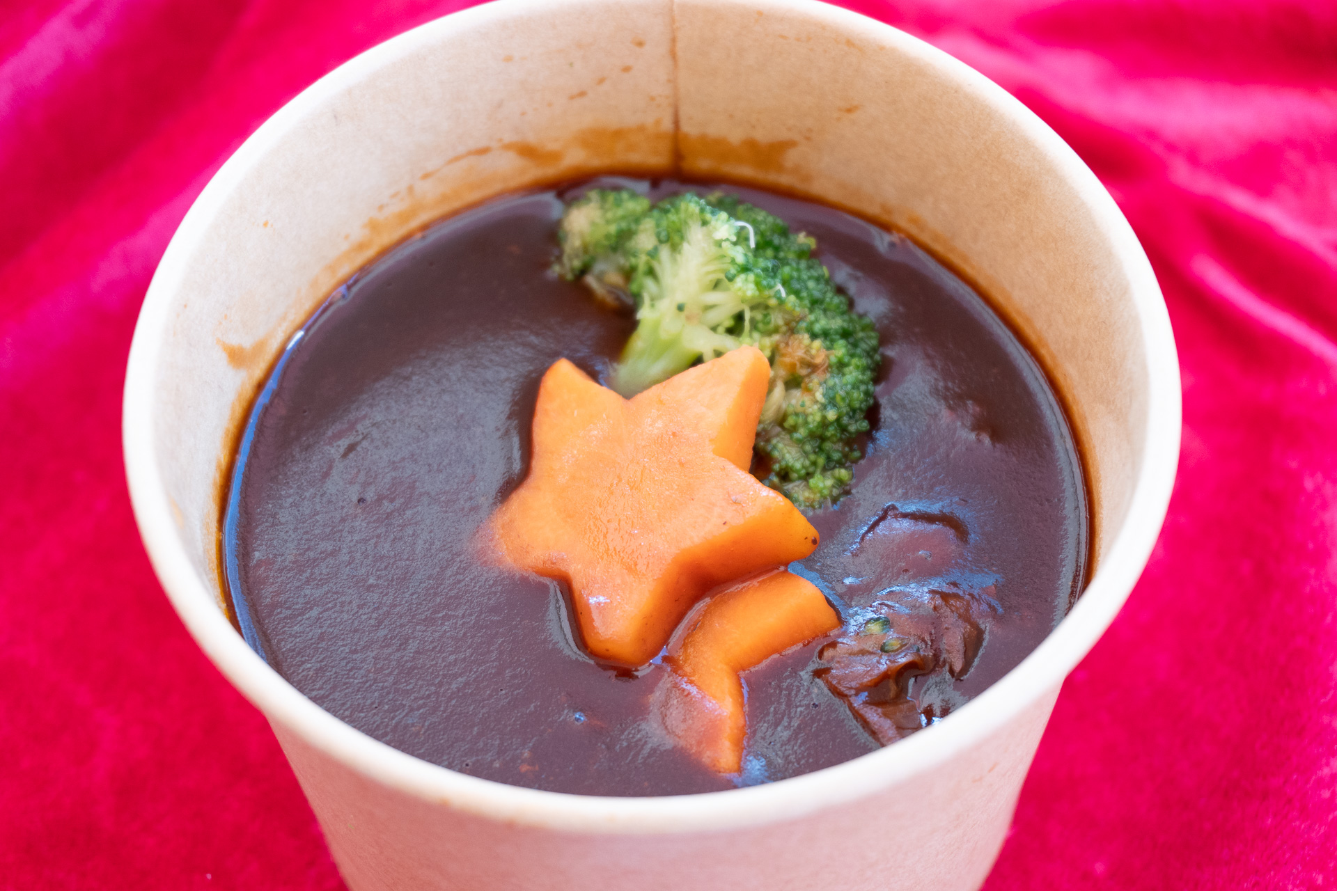 「赤ワイン香る濃厚ビーフシチュー」（900円）